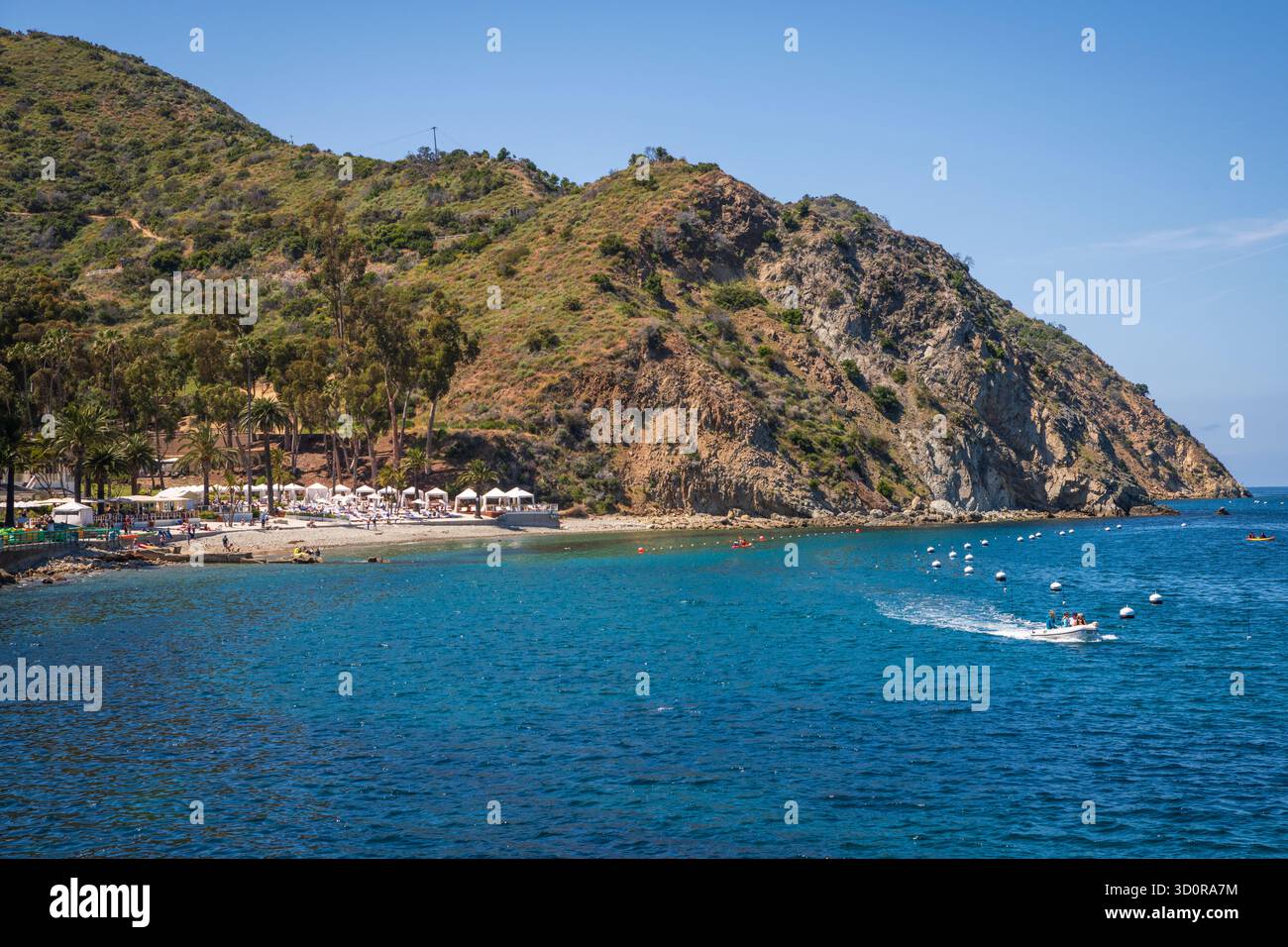 Avalon, Catalina Island, CA USA - 25 aprile 2019: Annidato nel Descanso Canyon appena dopo lo storico Casinò Catalina, il Descanso Beach Club presenta Avalon's. Foto Stock