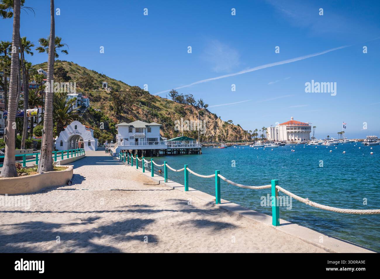 Avalon, Catalina Island, CA USA - 25 aprile 2019: Step Beach si trova di fronte all'Arco del Casinò, lungo Crescent Avenue. Foto Stock