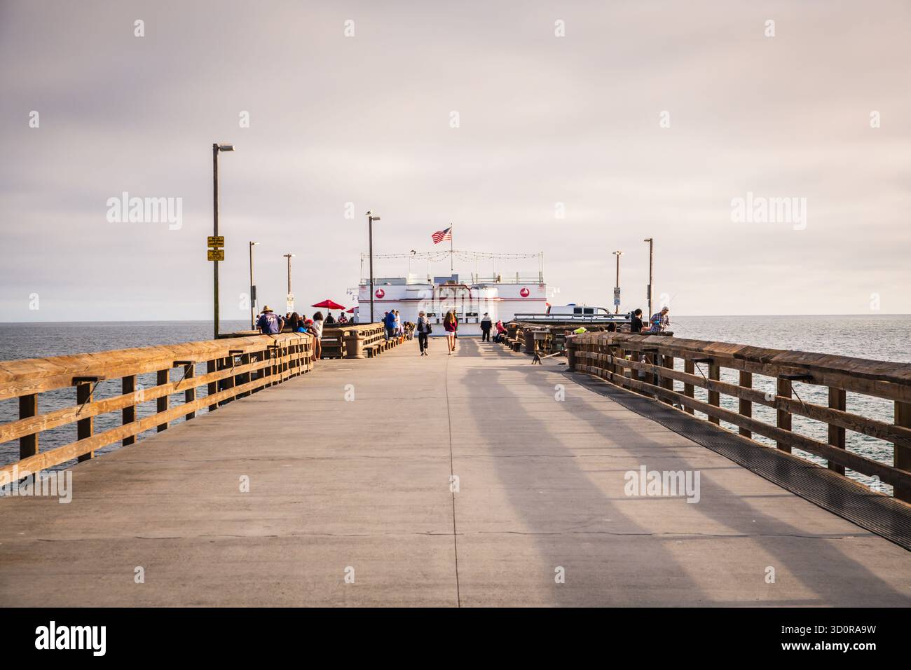 Originariamente un negozio di esche convertito, il First Ruby's Diner è ancora aperto alla fine del molo di Balboa a Newport Beach, California. Foto Stock