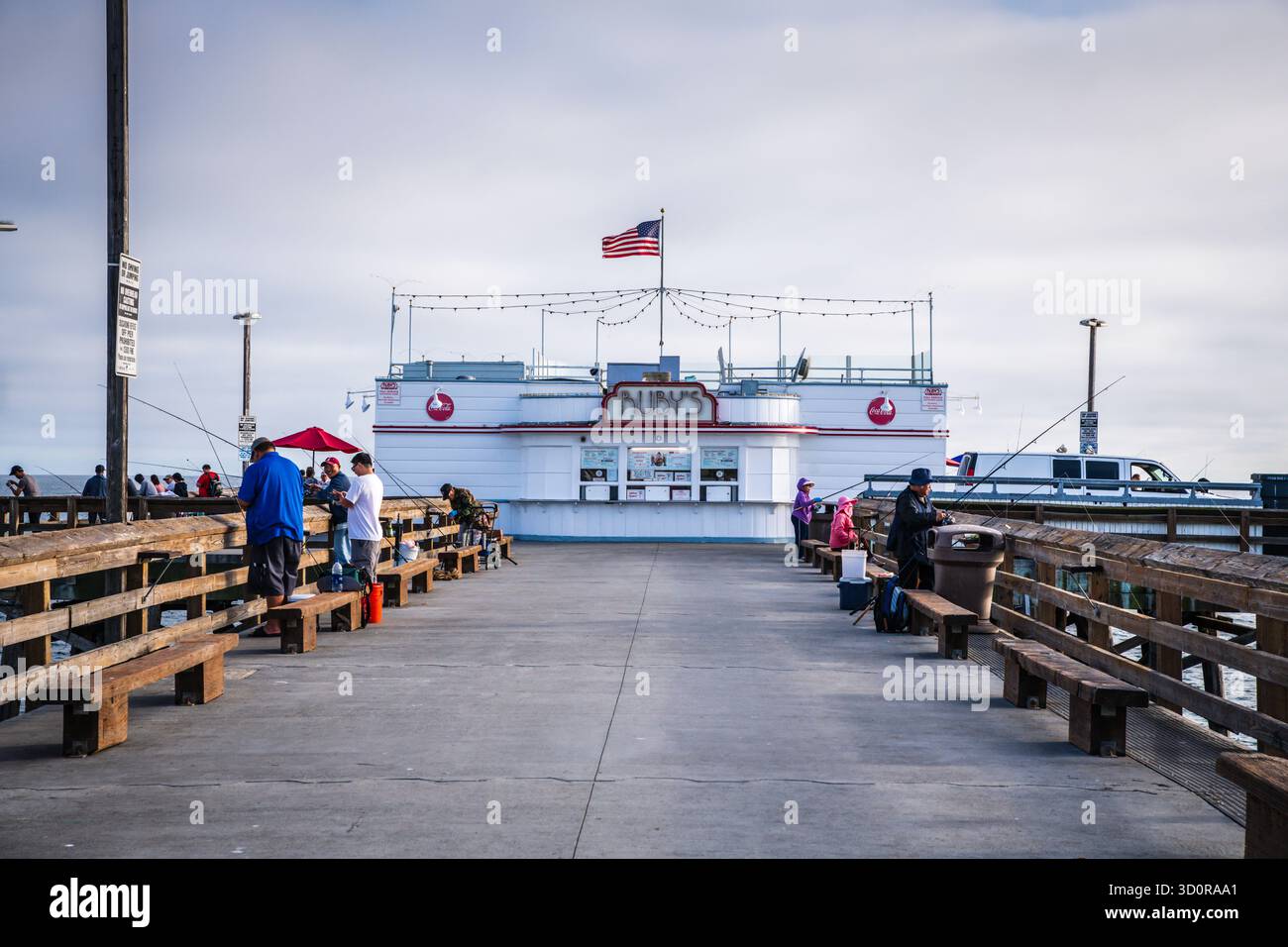Originariamente un negozio di esche convertito, il First Ruby's Diner è ancora aperto alla fine del molo di Balboa a Newport Beach, California. Foto Stock