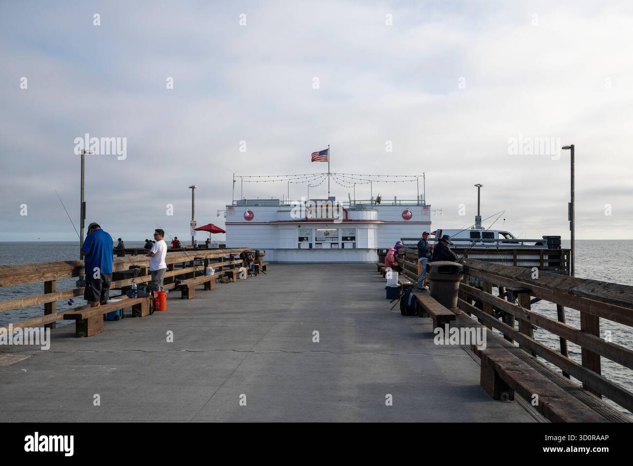 Originariamente un negozio di esche convertito, il First Ruby's Diner è ancora aperto alla fine del molo di Balboa a Newport Beach, California. Foto Stock