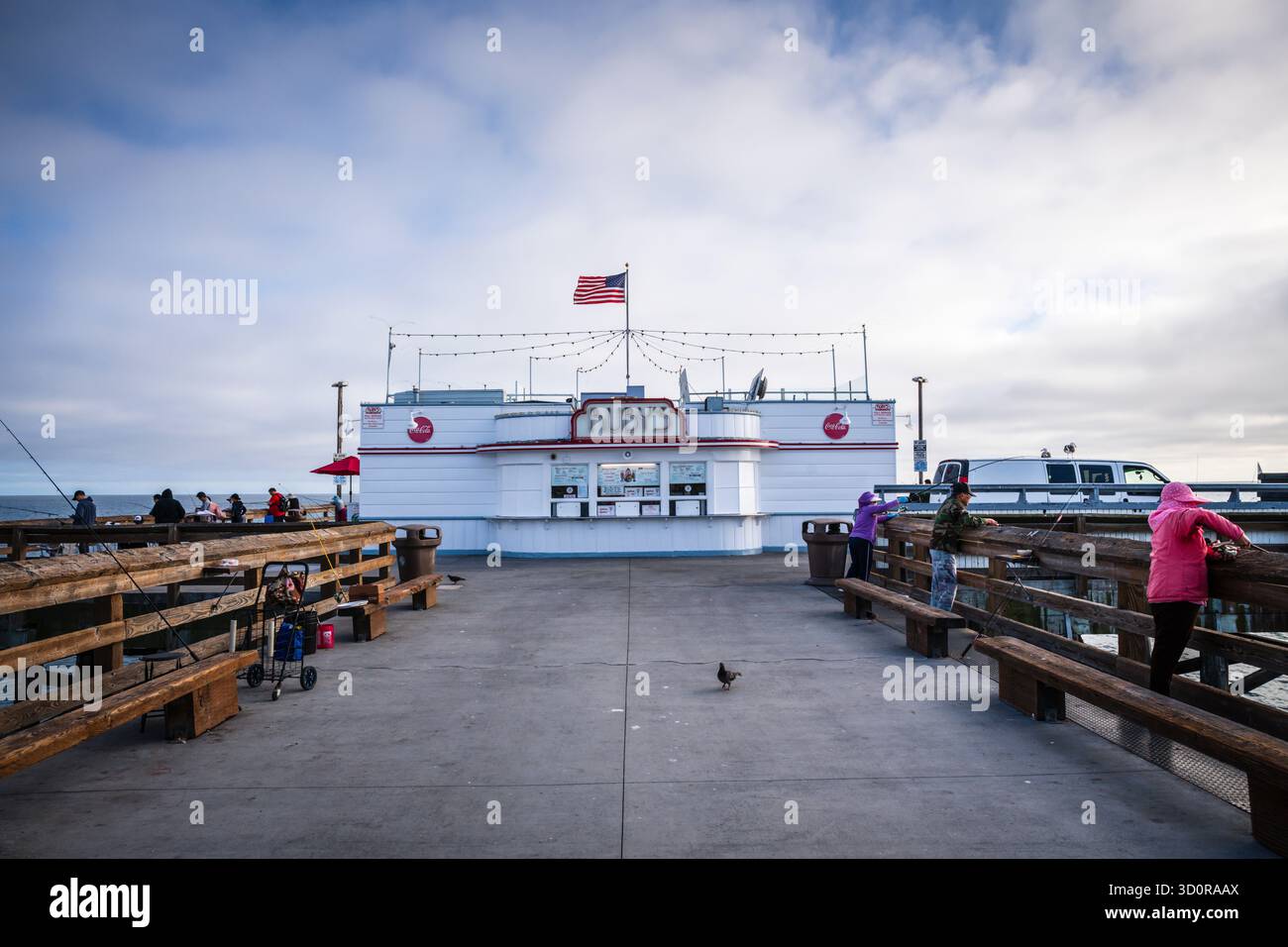 Originariamente un negozio di esche convertito, il First Ruby's Diner è ancora aperto alla fine del molo di Balboa a Newport Beach, California. Foto Stock