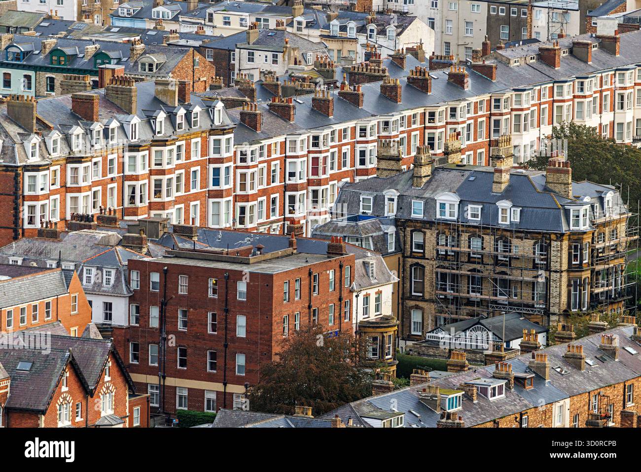 Case a schiera, Scarborough da Oliver's Mount, Yorkshire, Inghilterra, Regno Unito Foto Stock
