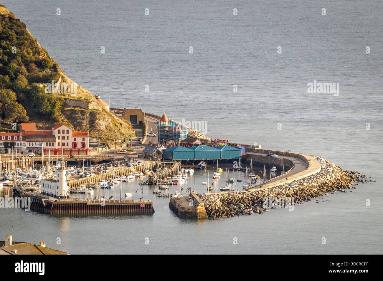 Porto di Scarborough da Oliver's Mount, Yorkshire, Inghilterra, Regno Unito Foto Stock