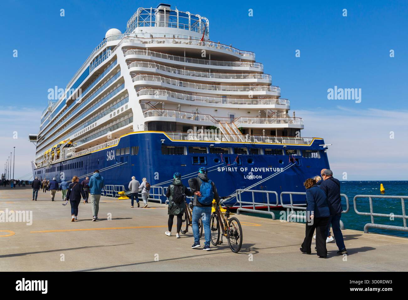 Nave da crociera SAGA Spirit of Adventure ormeggiata a Visby, Gotland, Svezia, Europa a maggio - SAGA vacanze turismo passeggeri di ritorno Foto Stock