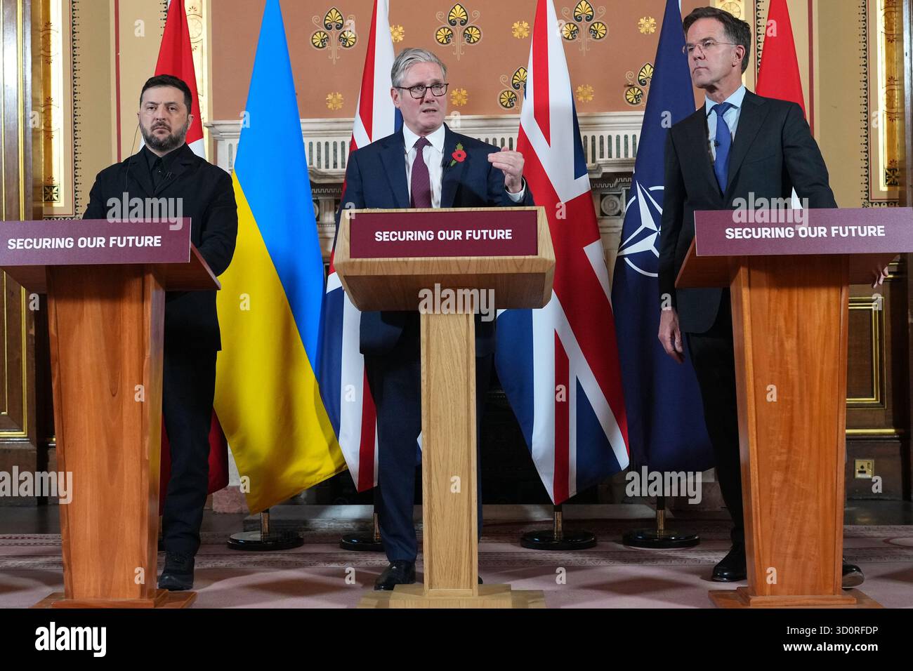 (Da sinistra a destra) il presidente ucraino Volodymyr Zelensky, il primo ministro Sir Keir Starmer e il segretario generale della NATO Mark Rutte parlano ai media a seguito di un incontro con la Coalizione degli alleati disponibili presso l'Ufficio degli Esteri, del Commonwealth e dello sviluppo (FCDO) a Westminster, Londra. Il Regno Unito e la Francia hanno condotto gli sforzi per riunire i paesi disposti a fornire sicurezza all'Ucraina se si concorda un cessate il fuoco. Data foto: Venerdì 24 ottobre 2025. Foto Stock