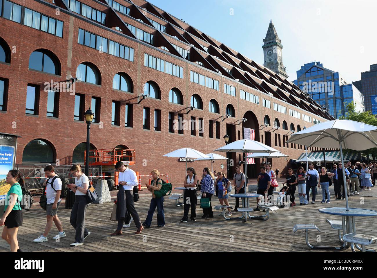 Folla di persone che fanno la fila per il traghetto a Long Wharf Boston in un giorno di sole Foto Stock Folla di persone che fanno la fila per il traghetto a Long Wharf Boston in un giorno di sole Foto Stock