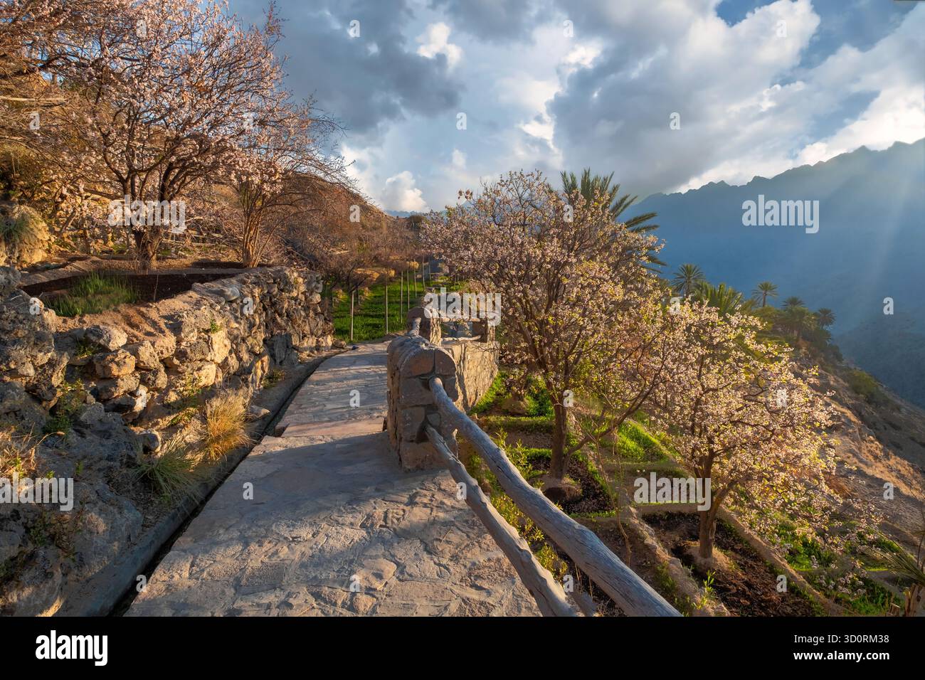 Una foto accattivante cattura l'eterea bellezza del villaggio di Wakan a febbraio. Il villaggio appare celeste, sullo sfondo di colline, come albicocca Foto Stock