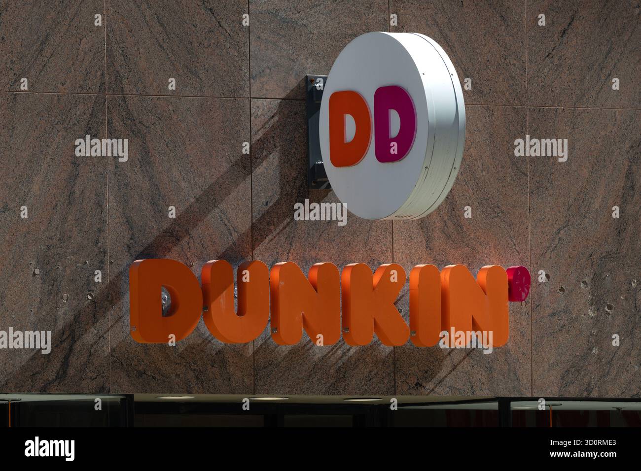 Insegna e logo Dunkin' Storefront sul muro di pietra di Boston Foto Stock