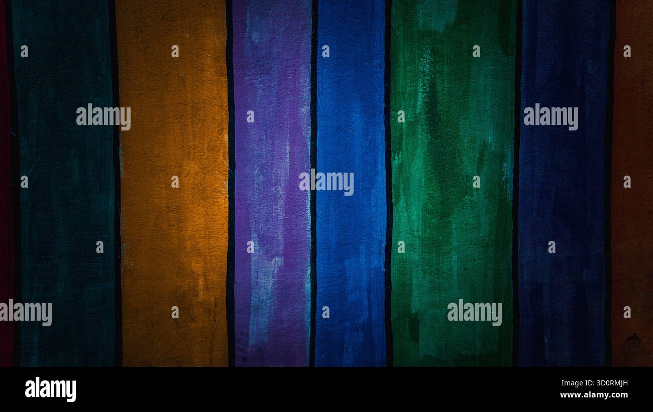 Sfondo astratto di una parete colorata dipinta con forme geometriche rettangolari in vivaci tonalità di rosso, blu, giallo, verde e viola, simbolizzazione Foto Stock