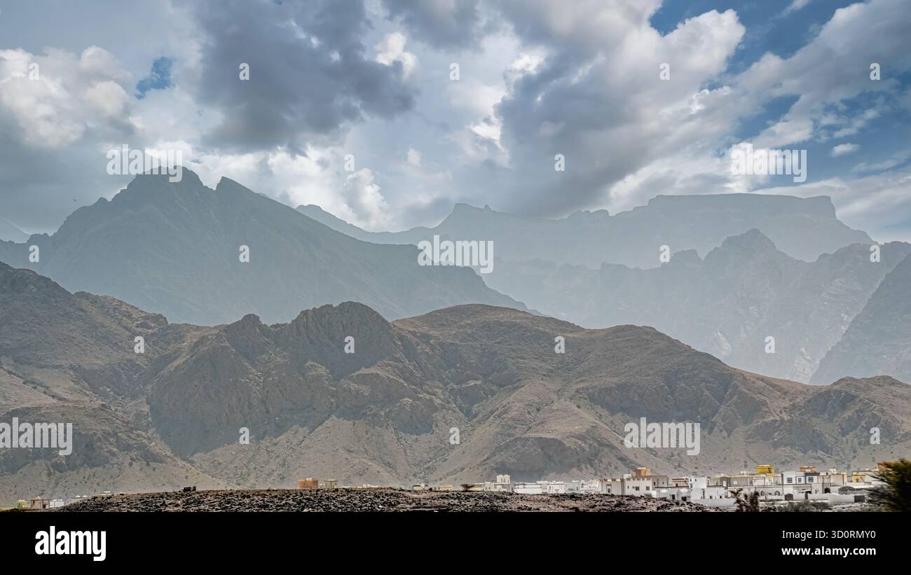 Foto accattivanti, alba invernale, paesaggio dell'Omans, mattina di febbraio, tranquillità mattutina, fascino dei villaggi, ambiente pittoresco, fascino dell'Omans, villaggio di Wakan Foto Stock