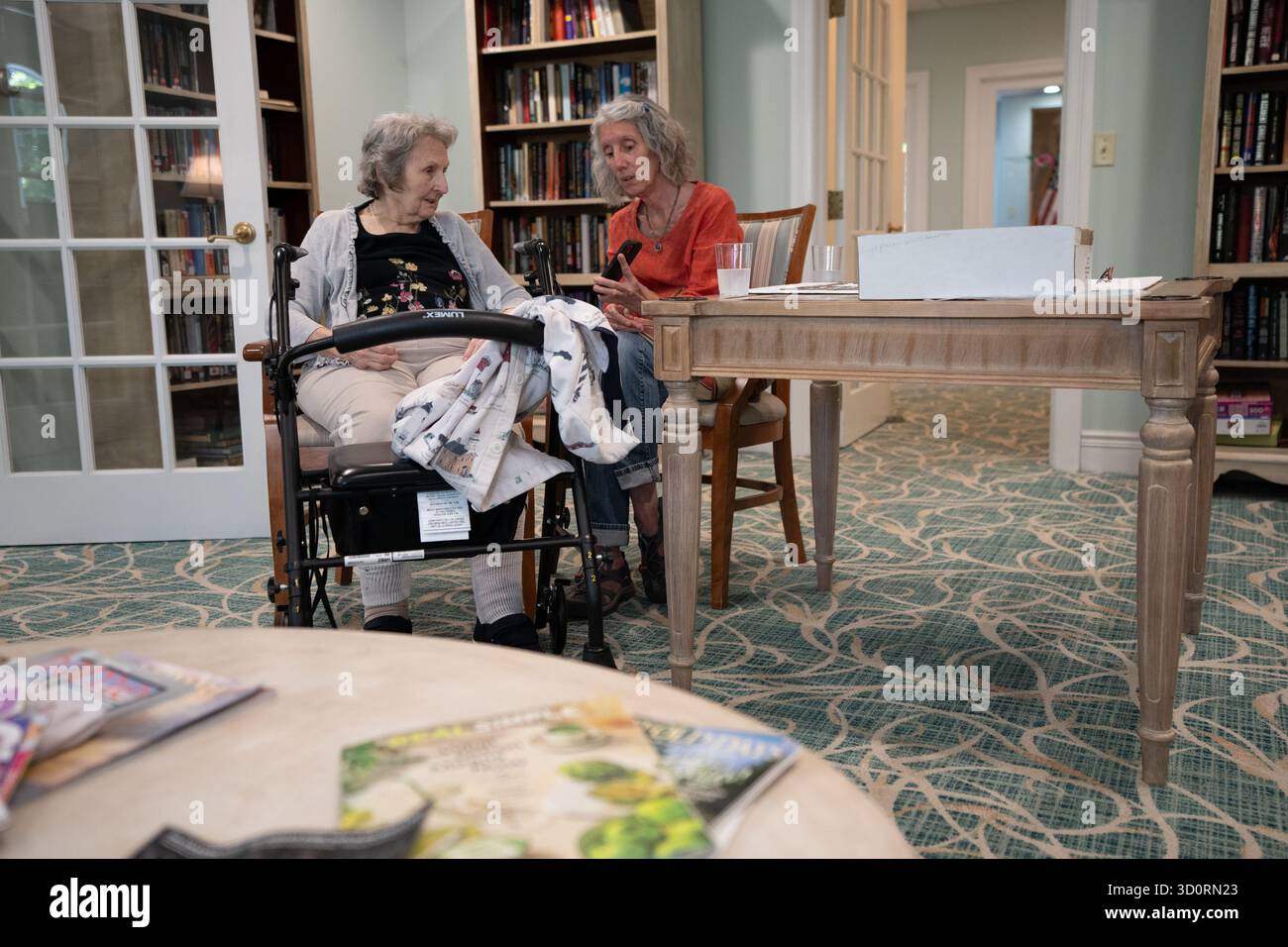 Conversazione presso una struttura di assistenza Foto Stock