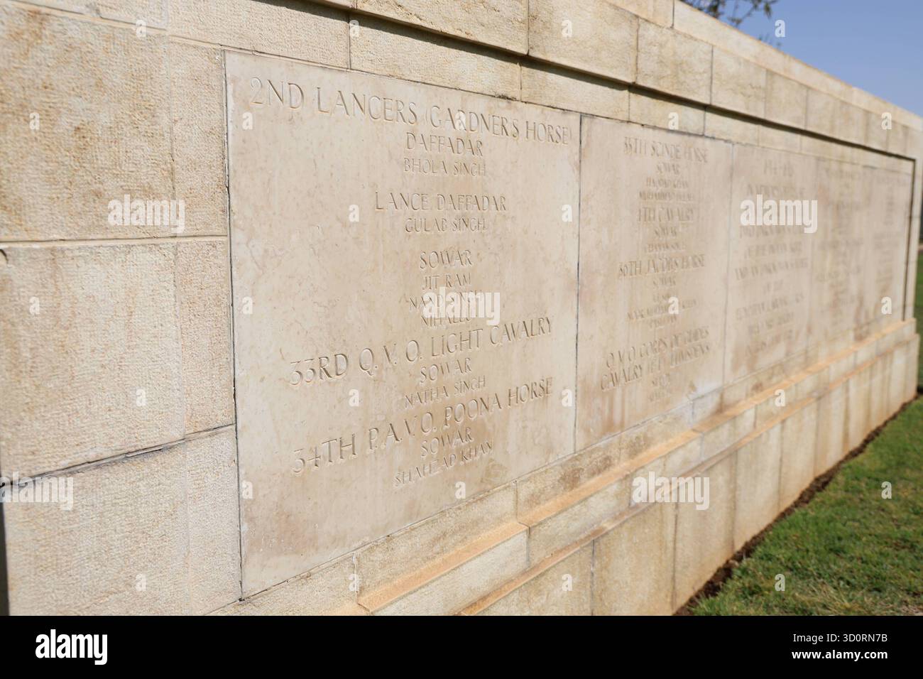 Tombe dei soldati della guerra mondiale al cimitero di guerra britannico a Damasco, Siria Damasco, Siria 24 ottobre 2025: Il cimitero di guerra del Commonwealth britannico a Damasco contiene le tombe di più di 1.200 soldati del Regno Unito e delle nazioni alleate che morirono durante la prima e la seconda guerra mondiale Damasco Siria Copyright: XMohammadxBashirxAldaherx Foto Stock