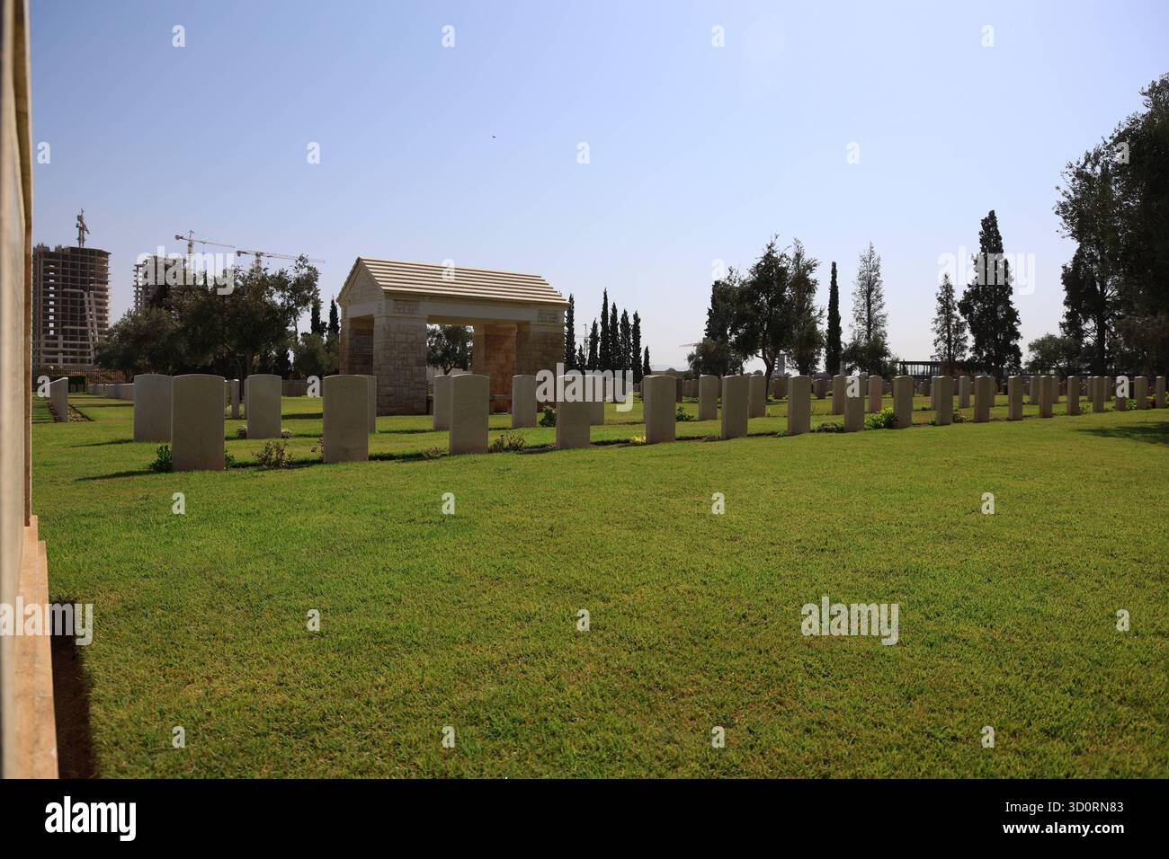 Tombe dei soldati della guerra mondiale al cimitero di guerra britannico a Damasco, Siria Damasco, Siria 24 ottobre 2025: Il cimitero di guerra del Commonwealth britannico a Damasco contiene le tombe di più di 1.200 soldati del Regno Unito e delle nazioni alleate che morirono durante la prima e la seconda guerra mondiale Damasco Siria Copyright: XMohammadxBashirxAldaherx Foto Stock
