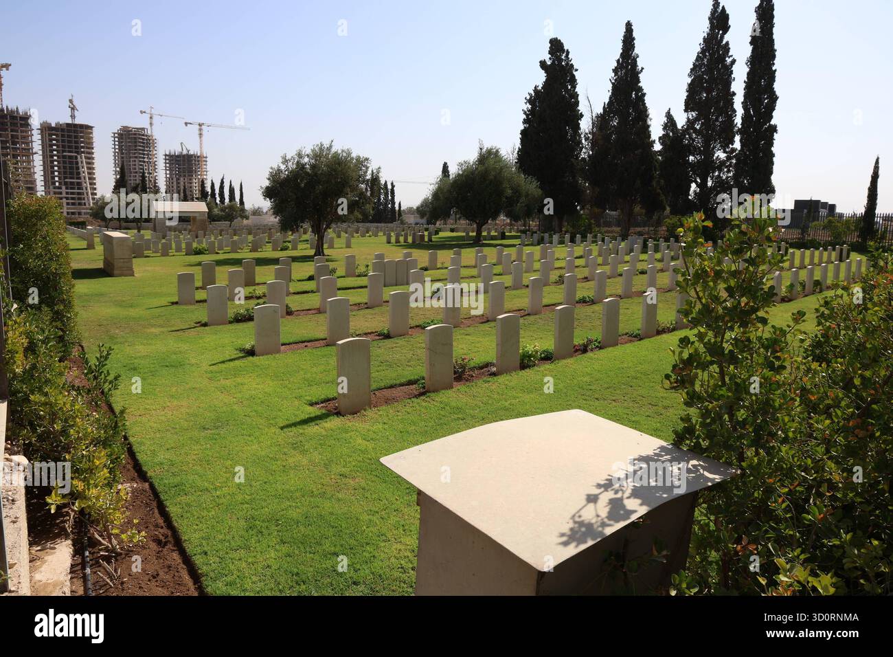 Tombe dei soldati della guerra mondiale al cimitero di guerra britannico a Damasco, Siria Damasco, Siria 24 ottobre 2025: Il cimitero di guerra del Commonwealth britannico a Damasco contiene le tombe di più di 1.200 soldati del Regno Unito e delle nazioni alleate che morirono durante la prima e la seconda guerra mondiale Damasco Siria Copyright: XMohammadxBashirxAldaherx Foto Stock
