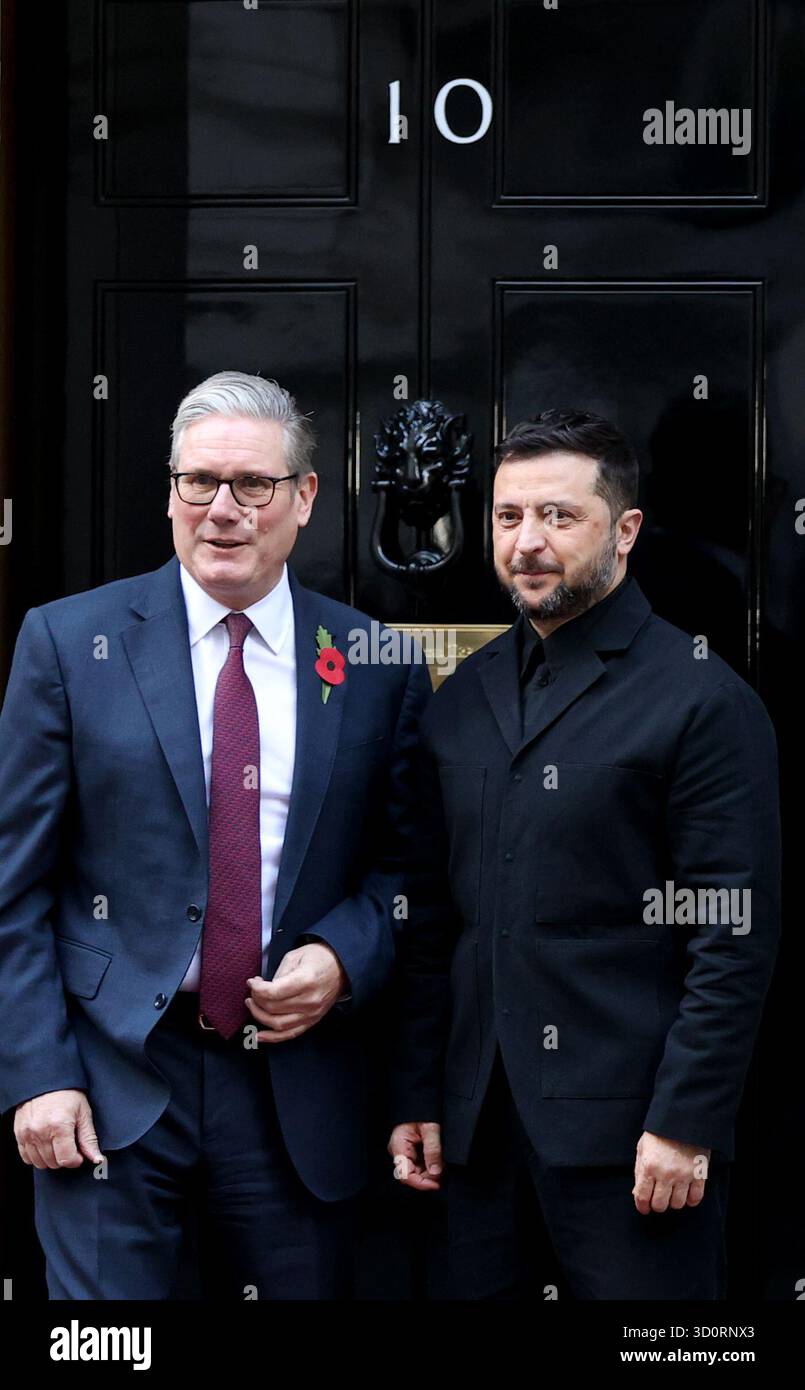 Londra, Gran Bretagna. 24 ottobre 2025. Il primo ministro britannico Keir Starmer (L) posa con la visita del presidente ucraino Volodymyr Zelensky al 10 di Downing Street a Londra, Regno Unito, 24 ottobre 2025. Crediti: Li Ying/Xinhua/Alamy Live News Foto Stock