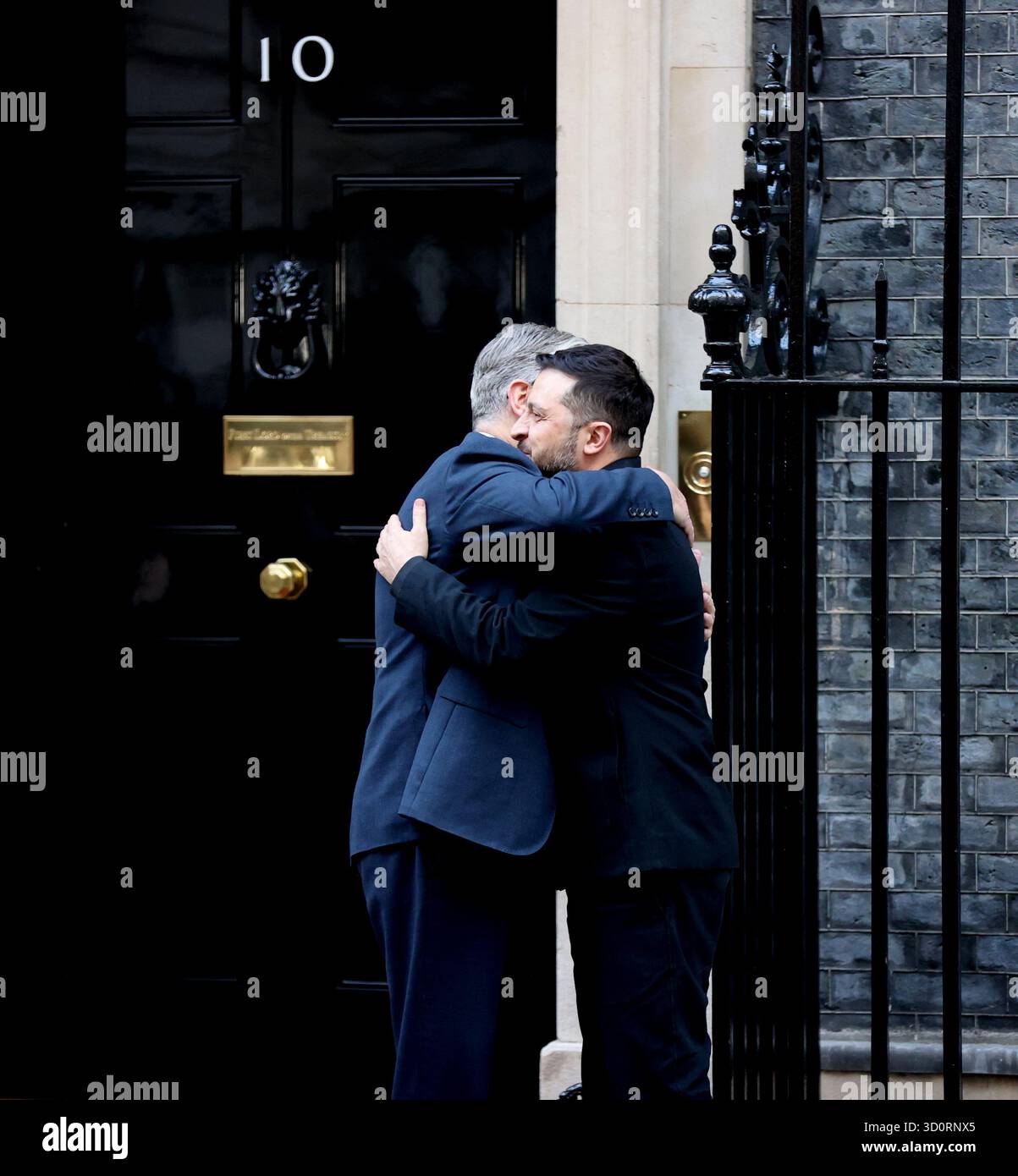Londra, Gran Bretagna. 24 ottobre 2025. Il primo ministro britannico Keir Starmer (L) dà il benvenuto a visitare il presidente ucraino Volodymyr Zelensky al 10 di Downing Street a Londra, in Gran Bretagna, il 24 ottobre 2025. Crediti: Li Ying/Xinhua/Alamy Live News Foto Stock