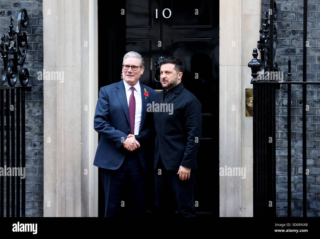 Londra, Gran Bretagna. 24 ottobre 2025. Il primo ministro britannico Keir Starmer (L) stringe la mano con la visita del presidente ucraino Volodymyr Zelensky al 10 di Downing Street a Londra, in Gran Bretagna, 24 ottobre 2025. Crediti: Li Ying/Xinhua/Alamy Live News Foto Stock