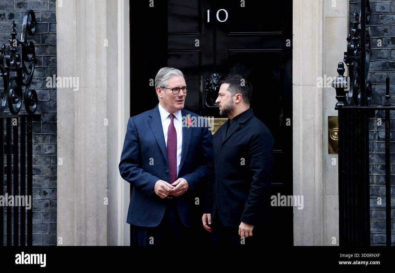 Londra, Gran Bretagna. 24 ottobre 2025. Il primo ministro britannico Keir Starmer (L) parla con il presidente ucraino Volodymyr Zelensky al 10 di Downing Street a Londra, in Gran Bretagna, 24 ottobre 2025. Crediti: Li Ying/Xinhua/Alamy Live News Foto Stock