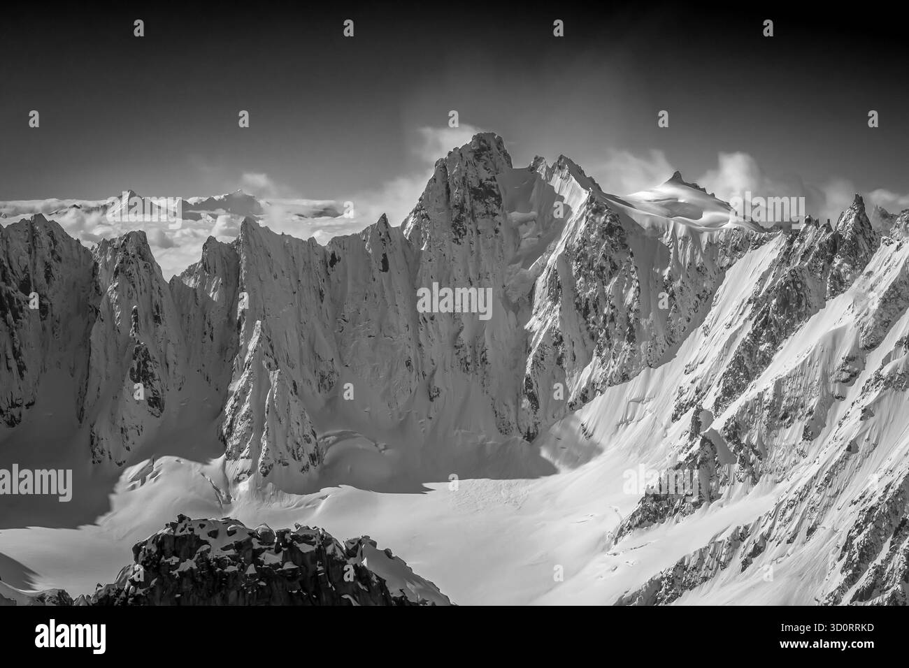 Aiguille du Triolet versante nord, Chamonix Mont Blanc Francia da nord - la sua faccia est è in alto nella Val Ferret sopra Courmayeur, Italia. Foto Stock