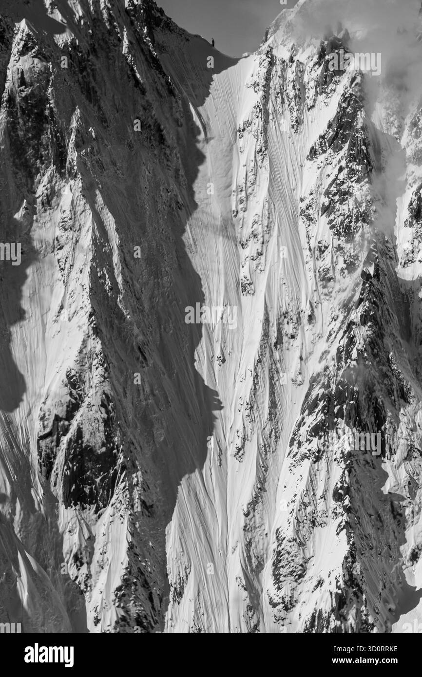 Aiguille du Triolet sezione North Face, Chamonix Francia da Nord - la sua faccia Est è in alto nella Val Ferret sopra Courmayeur, Italia. Foto Stock