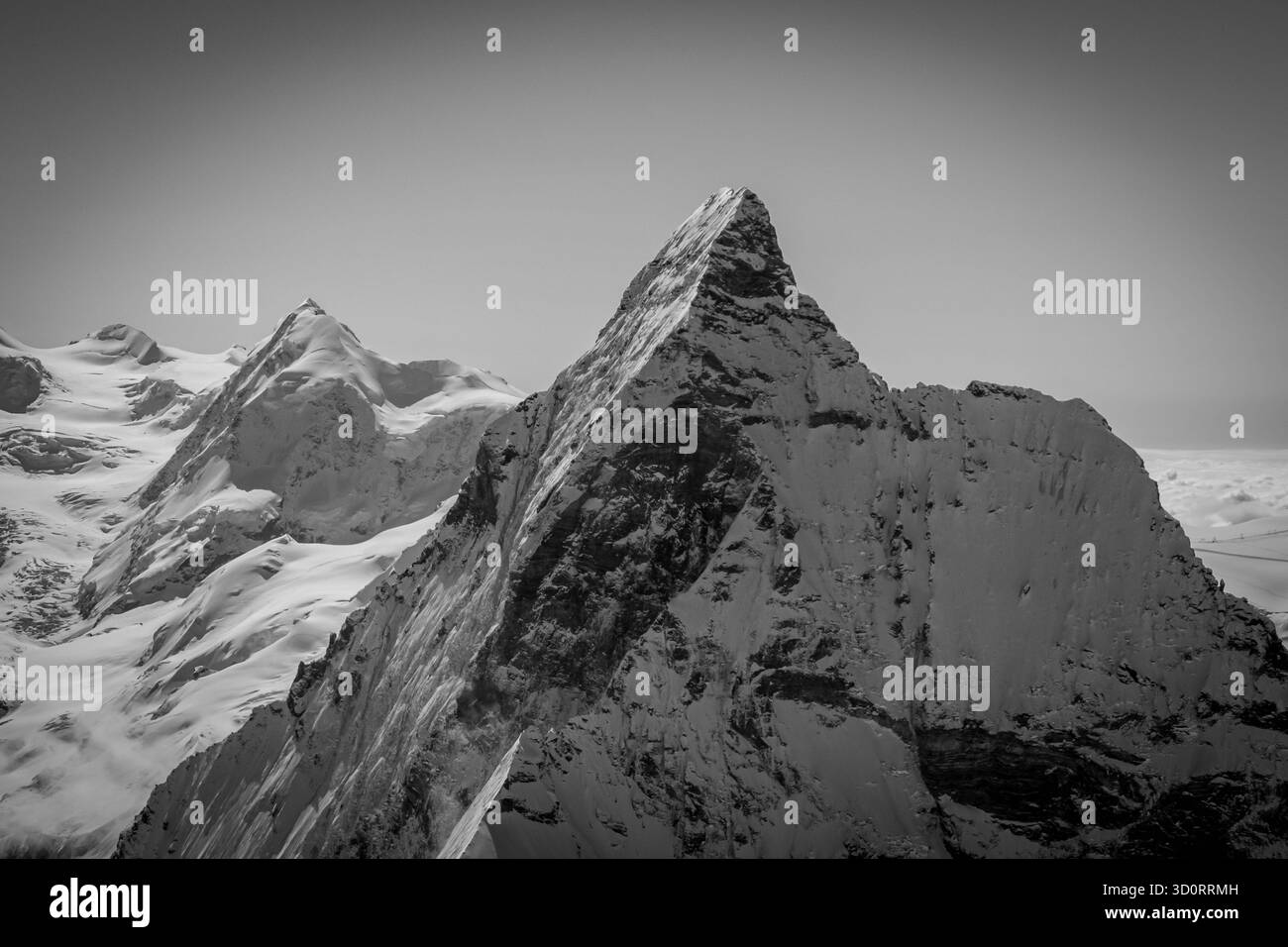 Il maestoso Cervino Nord e Ovest si affaccia con la cresta di Zmutt, Zermatt, Vallese, Svizzera. Liskam dietro. Foto Stock