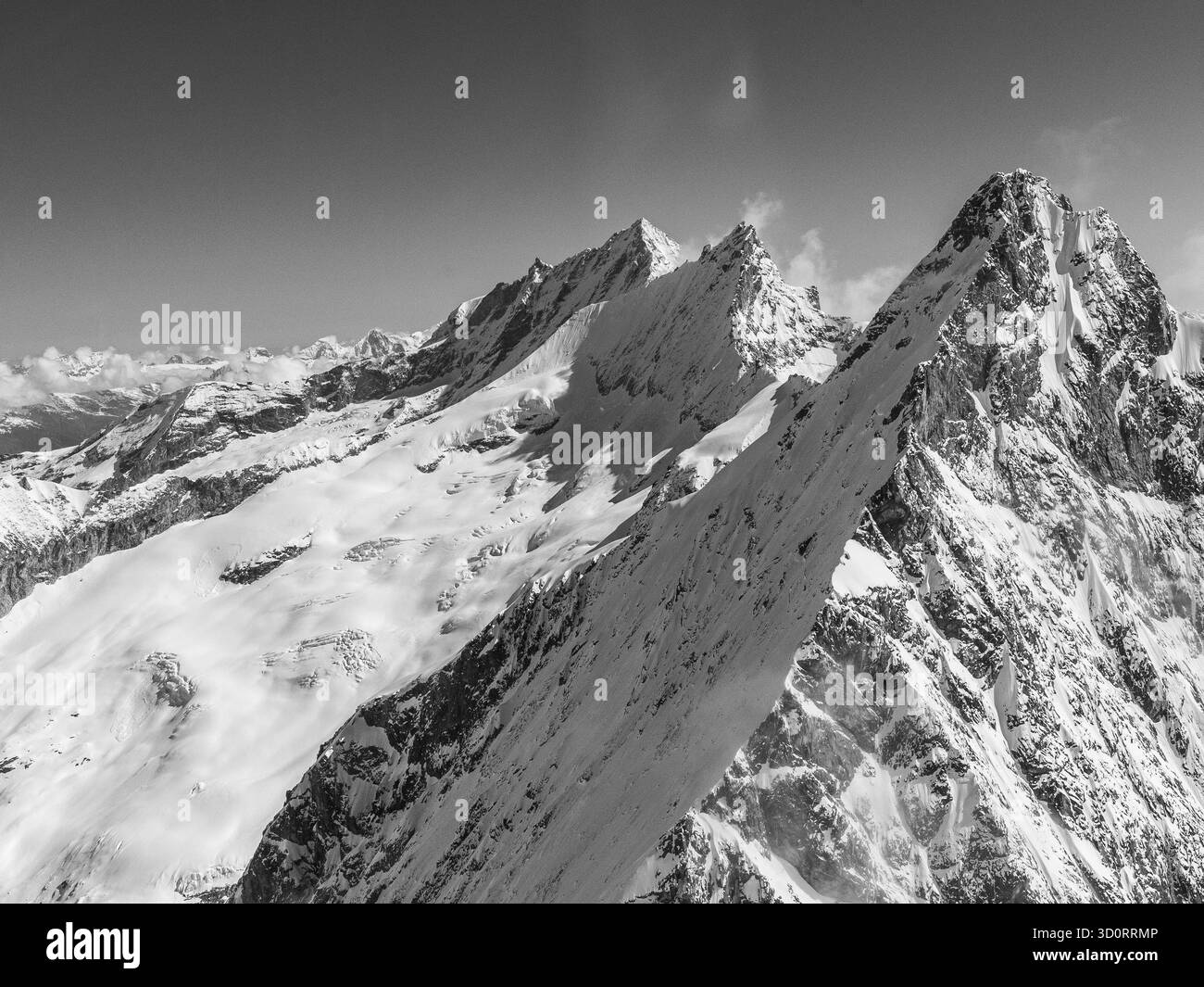 Obergabelhorn, Zinalrothorn e Weisshorn da davanti a dietro, sono alcune delle vette più impegnative del Vallese, Svizzera, con oltre 4000 metri di altitudine Foto Stock