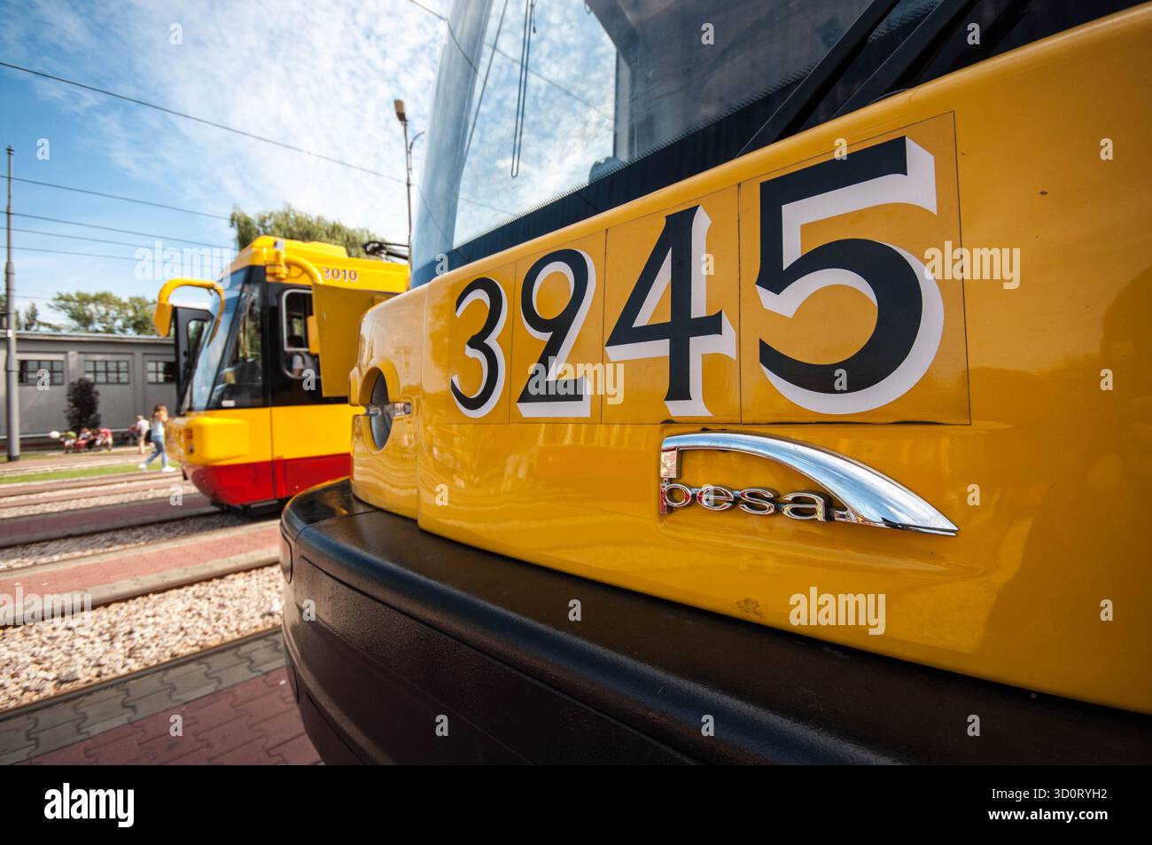 Vista ravvicinata della parte anteriore del moderno tram cittadino Pesa 120nA 'Swing' rosso e giallo. Foto Stock