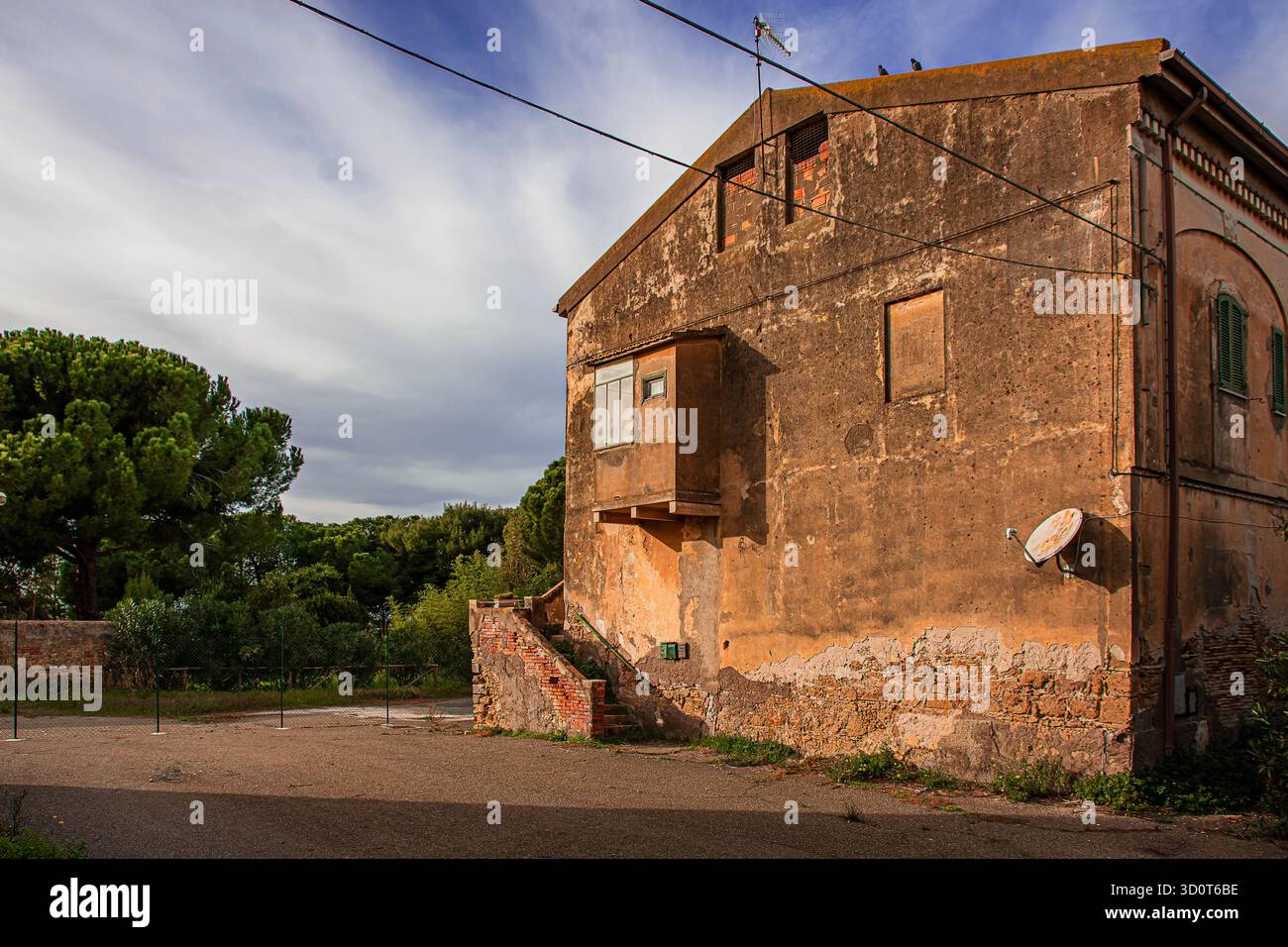 Un edificio abbandonato nel villaggio delle miniere di sale di Tarquinia Foto Stock