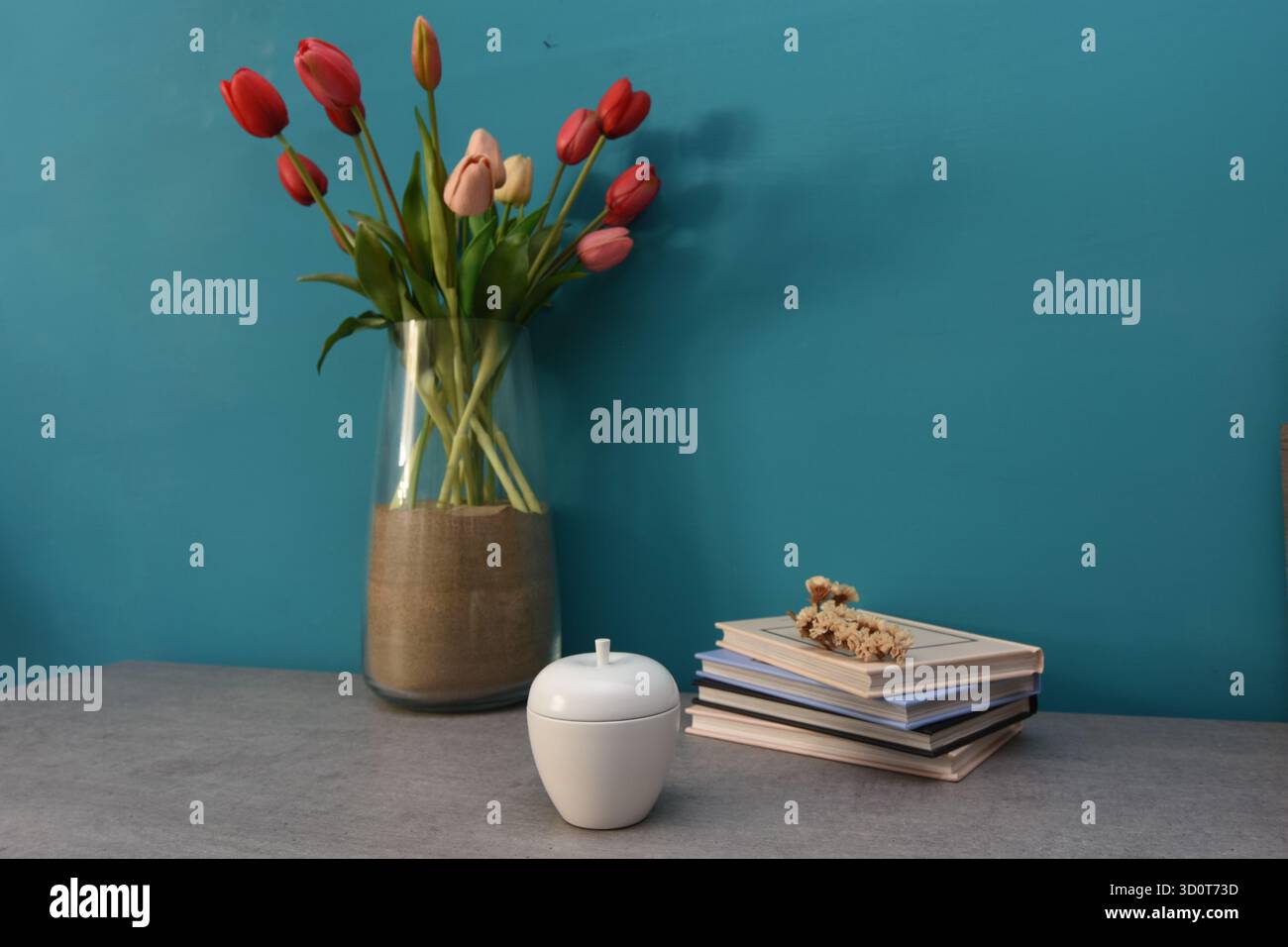 mostra oggetti che impreziosiscono gli angoli della casa Foto Stock