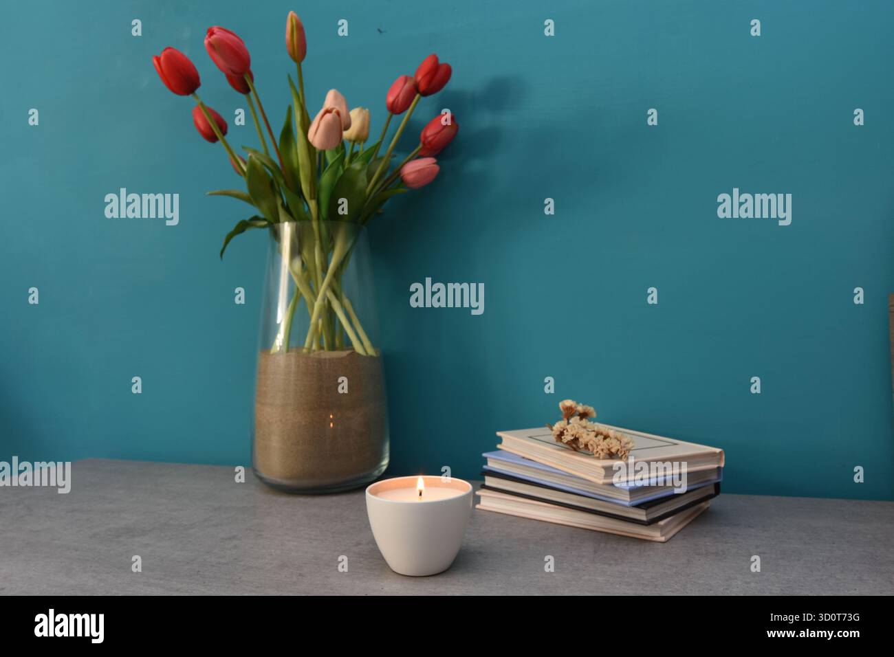 mostra oggetti che impreziosiscono gli angoli della casa Foto Stock