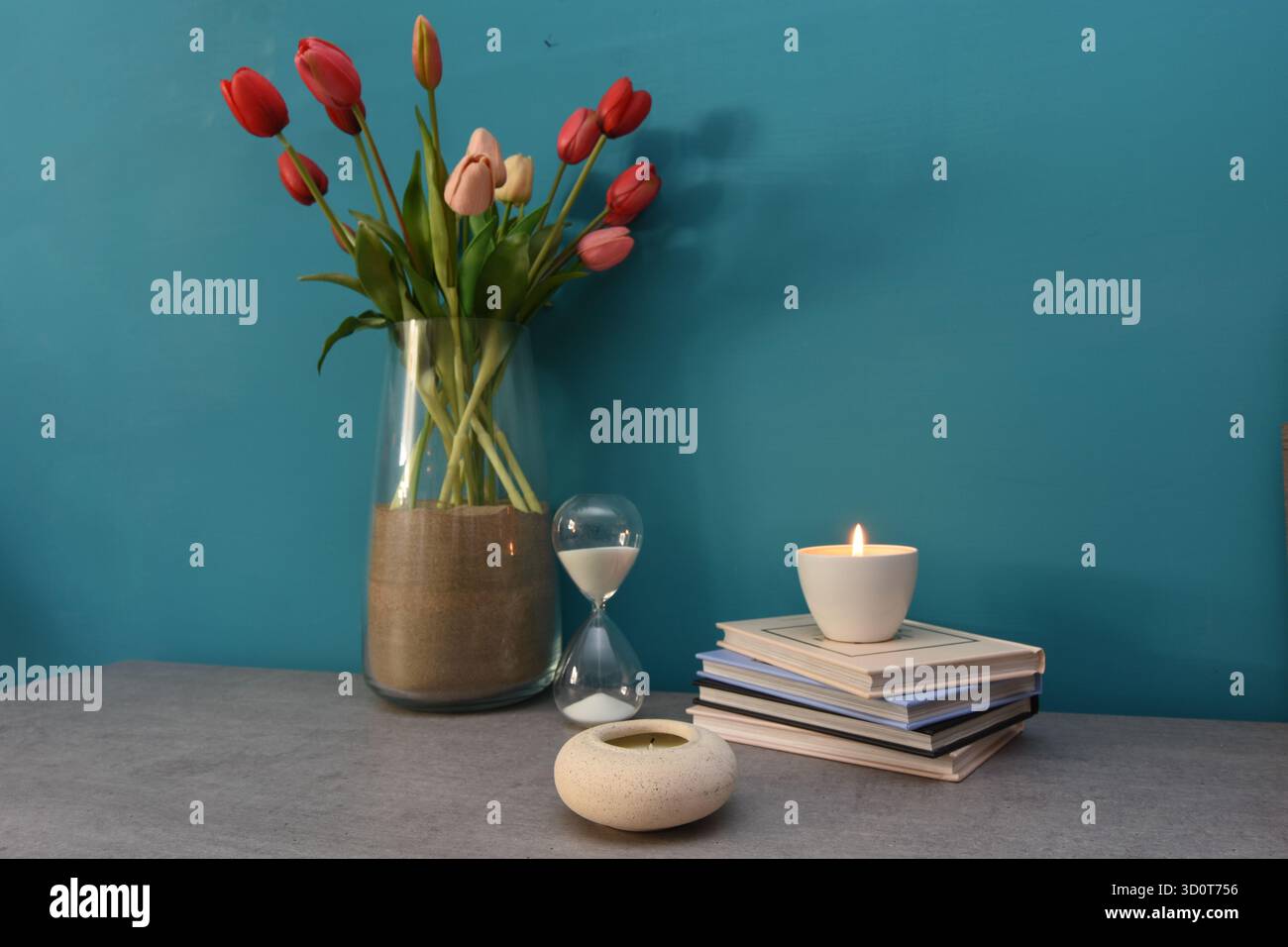 mostra oggetti che impreziosiscono gli angoli della casa Foto Stock