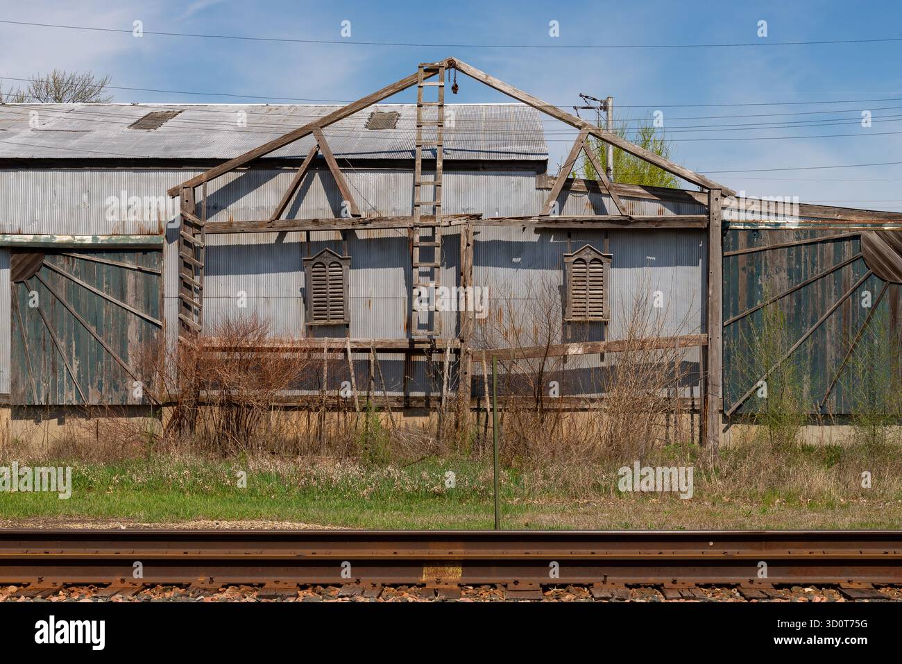 Parete esterna dell'edificio industriale lungo la linea ferroviaria di Hampshire, Illinois, Stati Uniti. Foto Stock