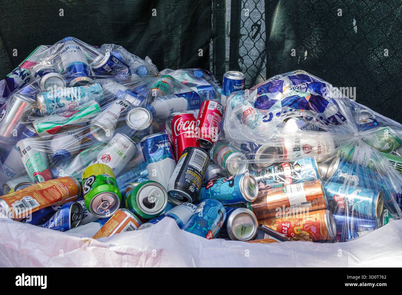 Miami Beach, Florida, riciclo di lattine di alluminio, sacchetti pieni di contenitori per bevande, raccolta di sacchetti di plastica, gestione dei rifiuti per la conservazione dell'ambiente, ecc. Foto Stock