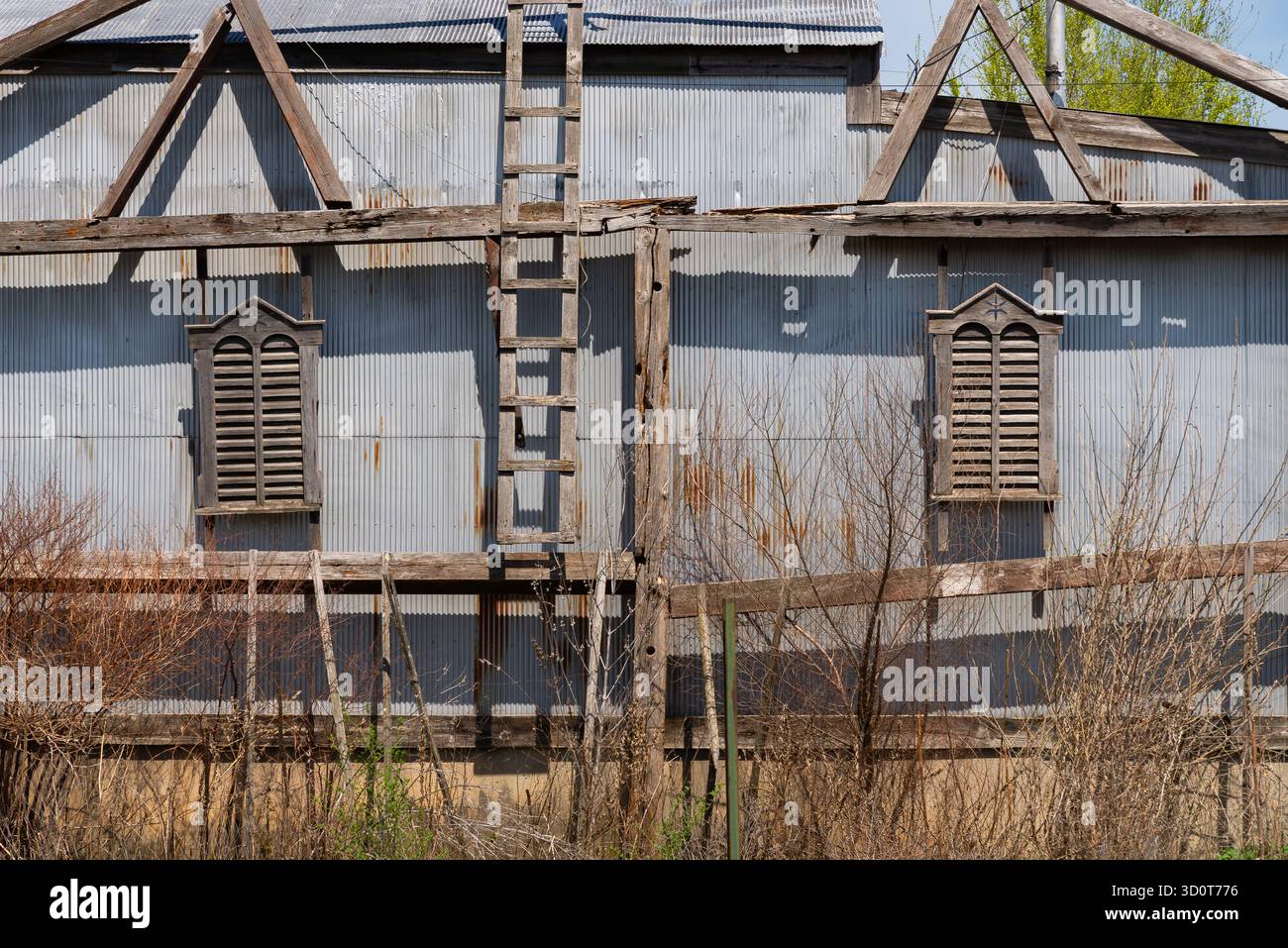 Parete esterna dell'edificio industriale lungo la linea ferroviaria di Hampshire, Illinois, Stati Uniti. Foto Stock