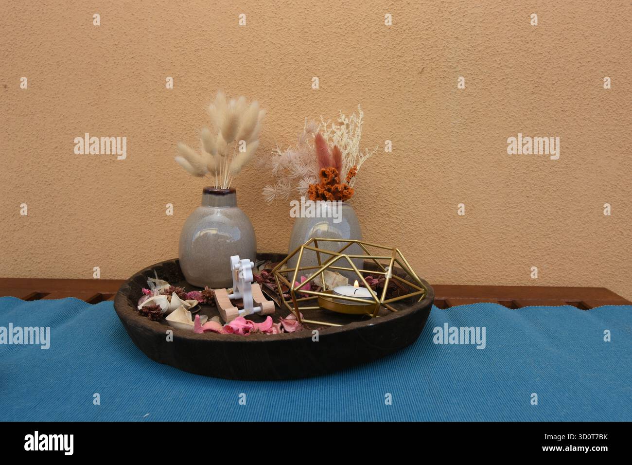 mostra oggetti che impreziosiscono gli angoli della casa Foto Stock