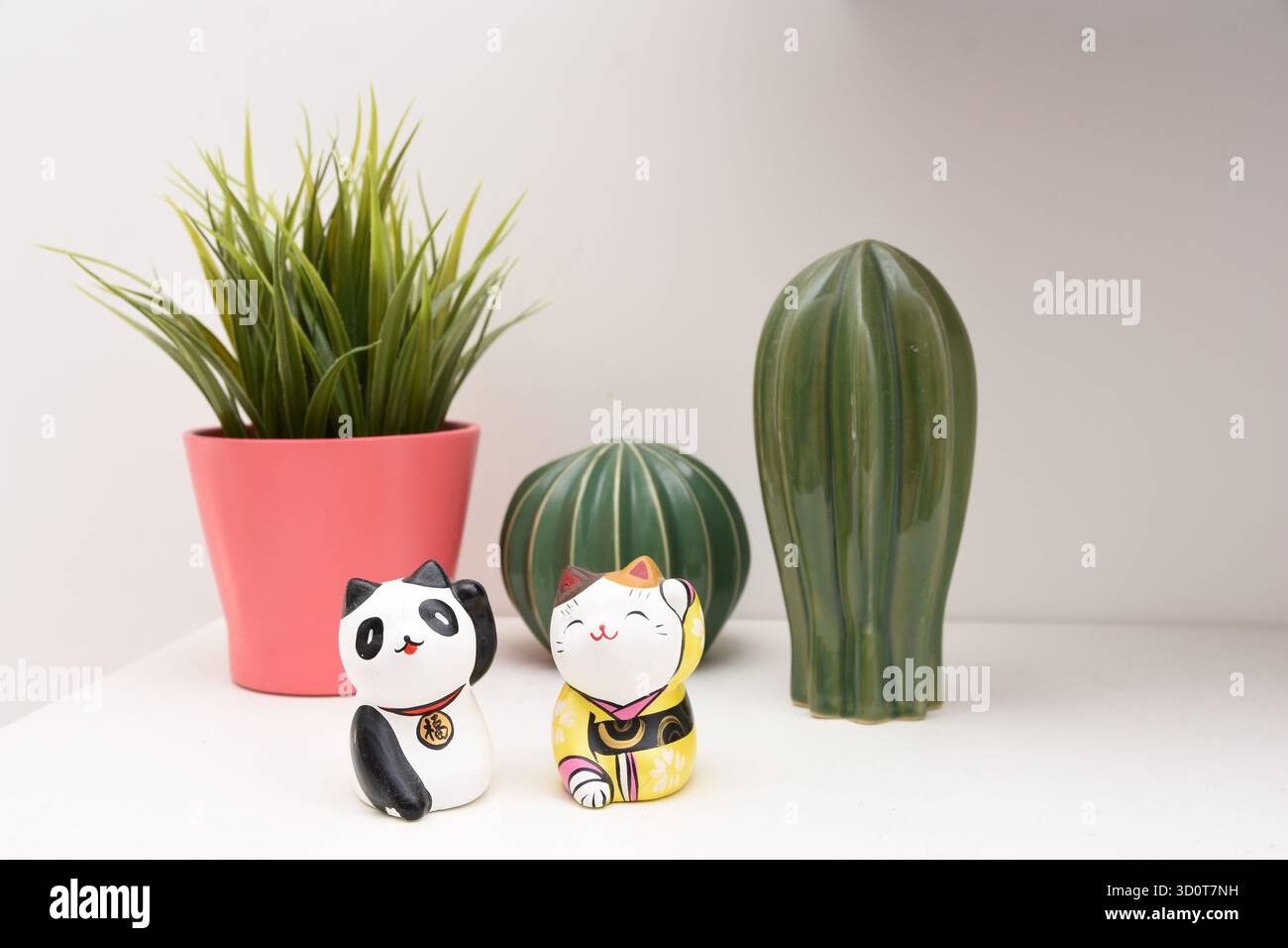 mostra oggetti che impreziosiscono gli angoli della casa Foto Stock