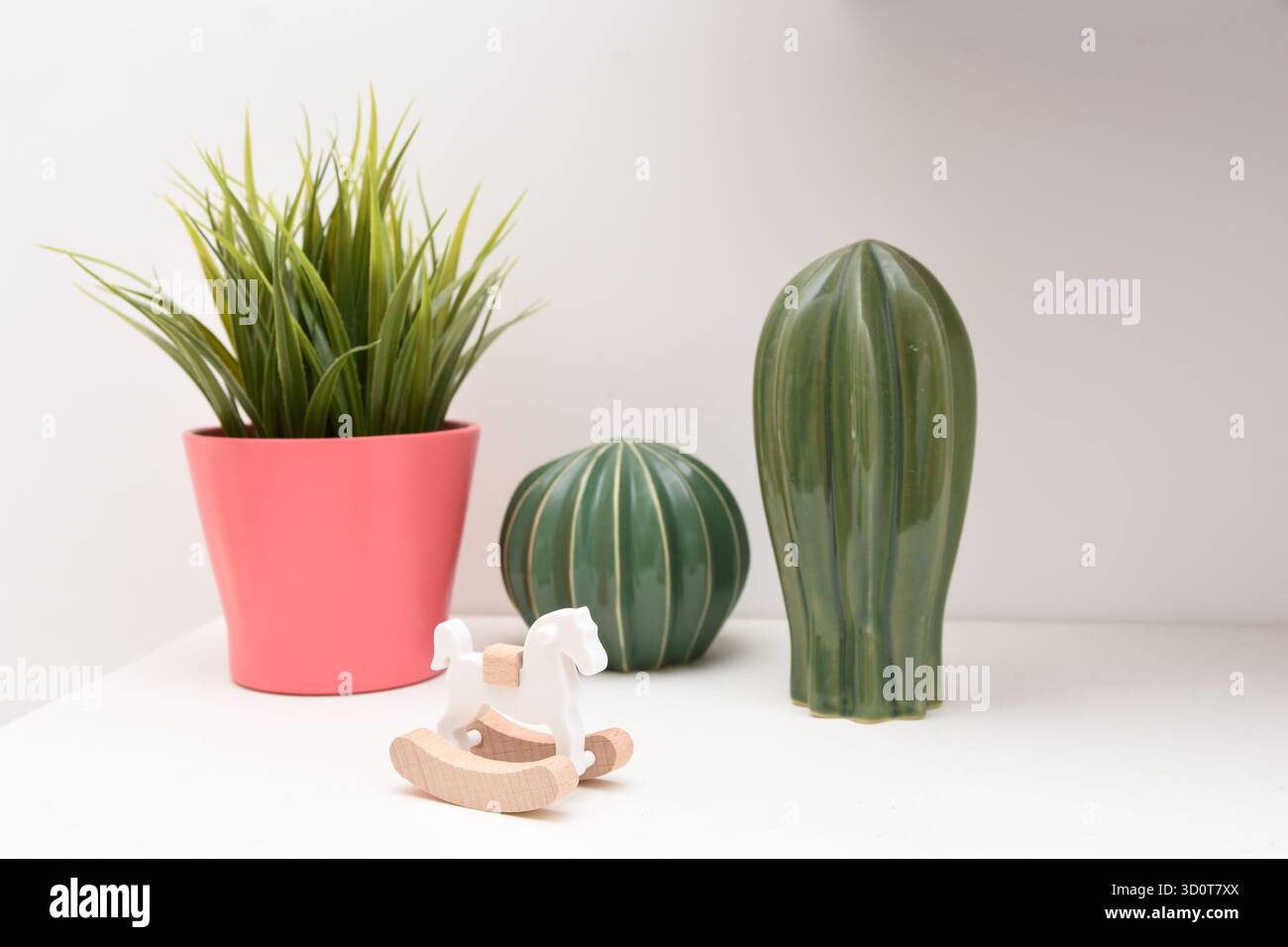 mostra oggetti che impreziosiscono gli angoli della casa Foto Stock