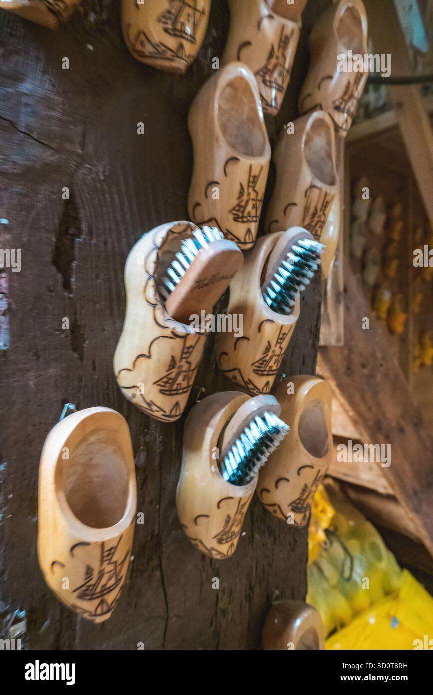 Zoccoli classici in legno in un armadietto espositivo in una vecchia fabbrica nei Paesi Bassi, scarpe di recente fabbricazione, infiniti. Foto Stock