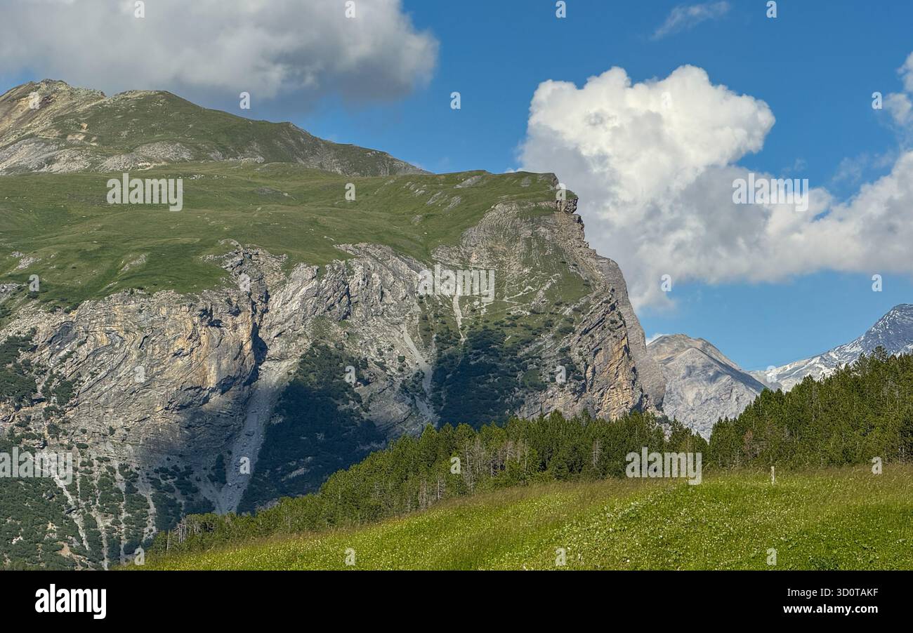 Splendido paesaggio d'alta quota sul lago di Cancano, Bormio con vista su Liz Shumbraida Foto Stock