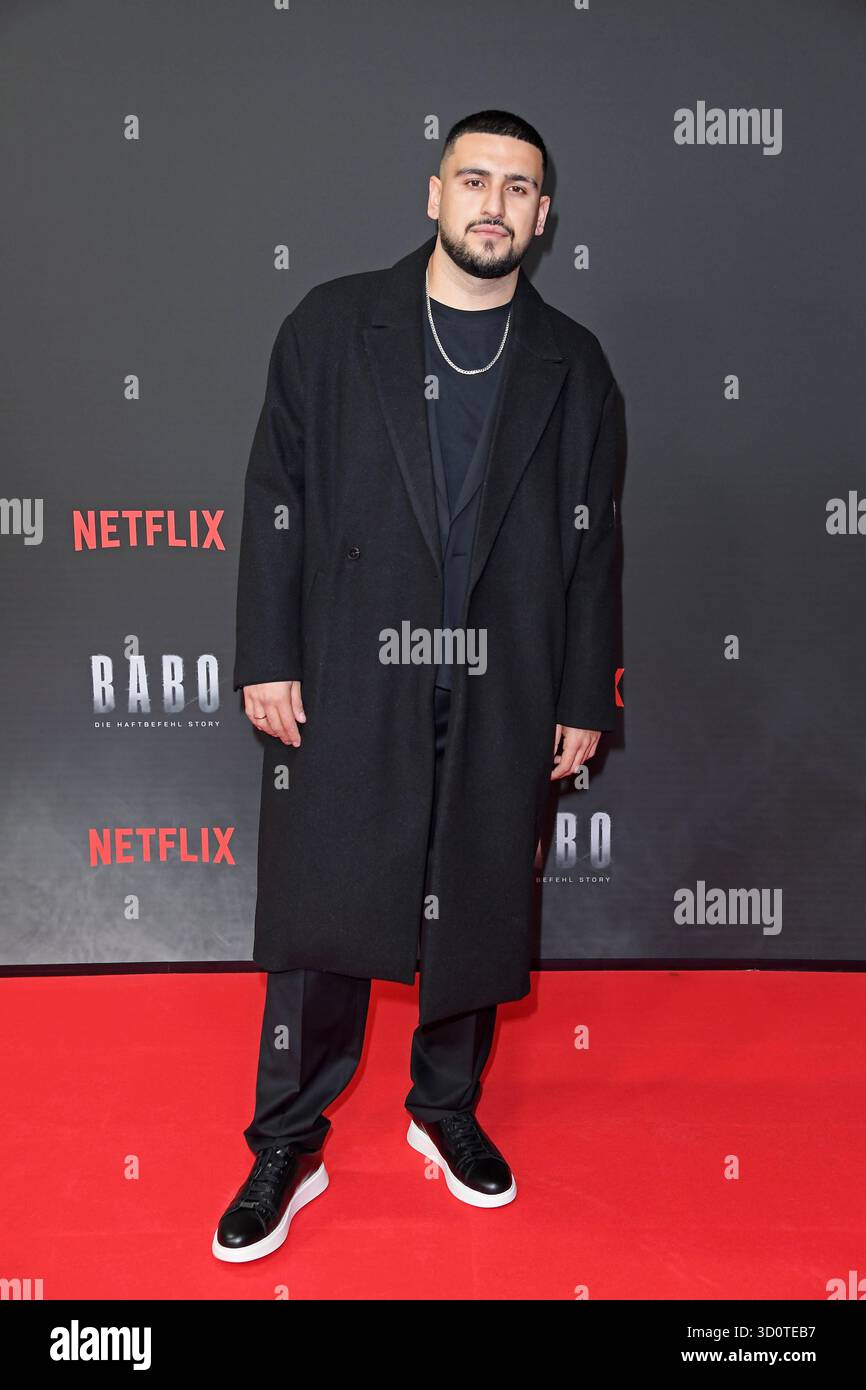Deniz Ercan bei der Premiere des Netflix-Doku-Highlights BABO DIE HAFTBEFEHL-STORY in der Astor Film Lounge di Berlino AM 24.10.2025 *** Deniz Ercan in anteprima del documentario Netflix Highlight BABO DIE HAFTBEFEHL STORY all'Astor Film Lounge di Berlino il 24 10 2025 Foto Stock