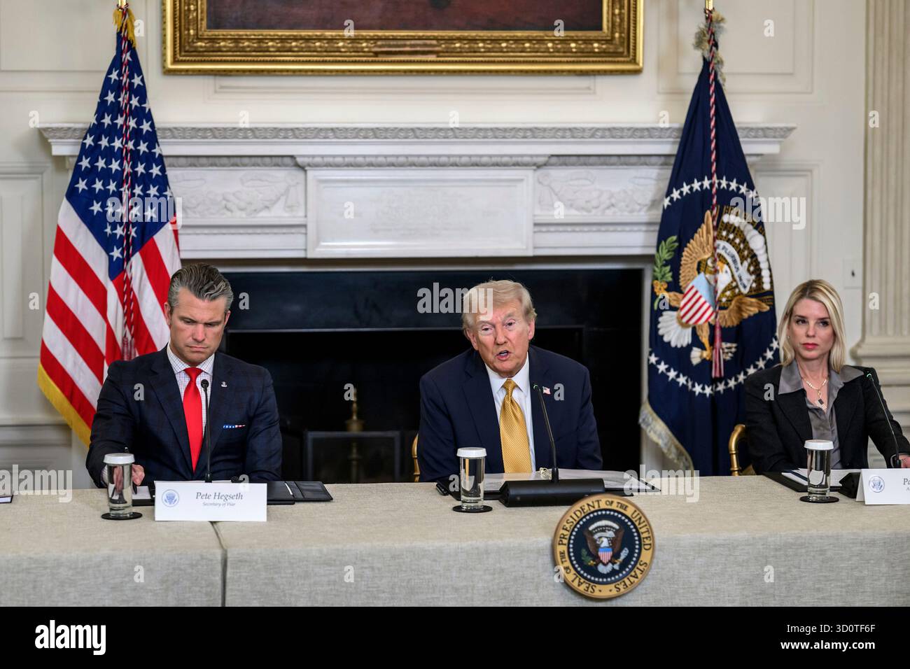 Washington, Stati Uniti d'America. 23 ottobre 2025. Washington, Stati Uniti d'America. 23 ottobre 2025. Il presidente degli Stati Uniti Donald Trump, al centro, pronuncia le sue osservazioni durante una tavola rotonda che ha lanciato la Homeland Security Task Force presso la State Dining Room della Casa Bianca, 23 ottobre 2025 a Washington, DC seduta da sinistra: Segretario alla difesa Pete Hegseth, Trump e Procuratore generale Pam Bondi. Crediti: Molly Riley/White House Photo/Alamy Live News Foto Stock