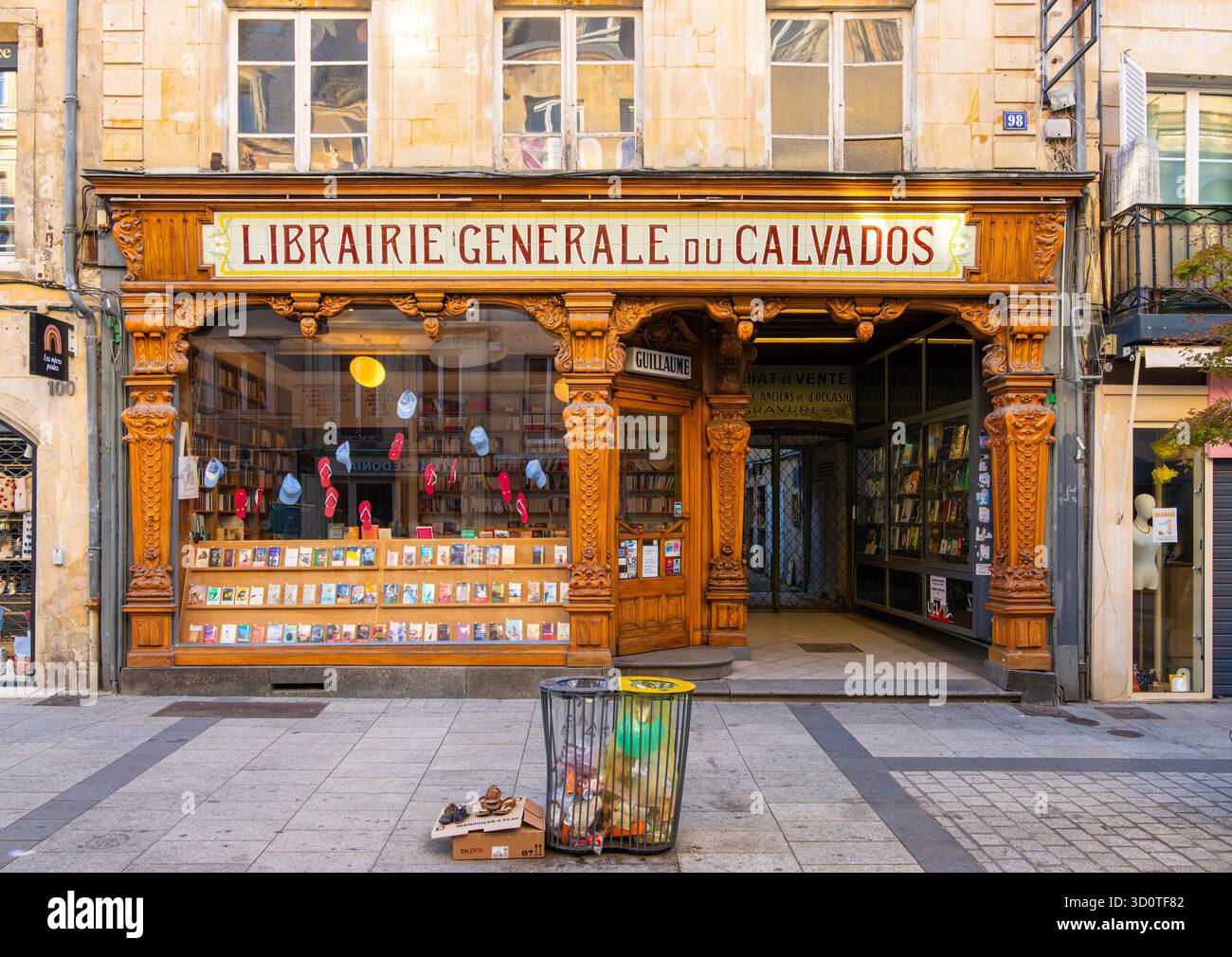 Caen, Francia - 9 agosto 2025: Librairie generale du Calvados è una nota libreria francese situata a Caen, una città nella regione normanna di Franc Foto Stock