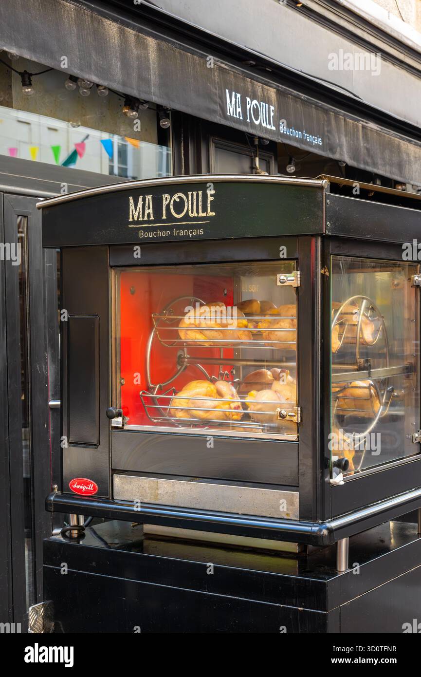Nantes, Francia - 5 agosto 2025: Ma Poule Bouchon Francais è un rinomato ristorante francese situato a Nantes, rinomato per i piatti a base di pollame. Foto Stock
