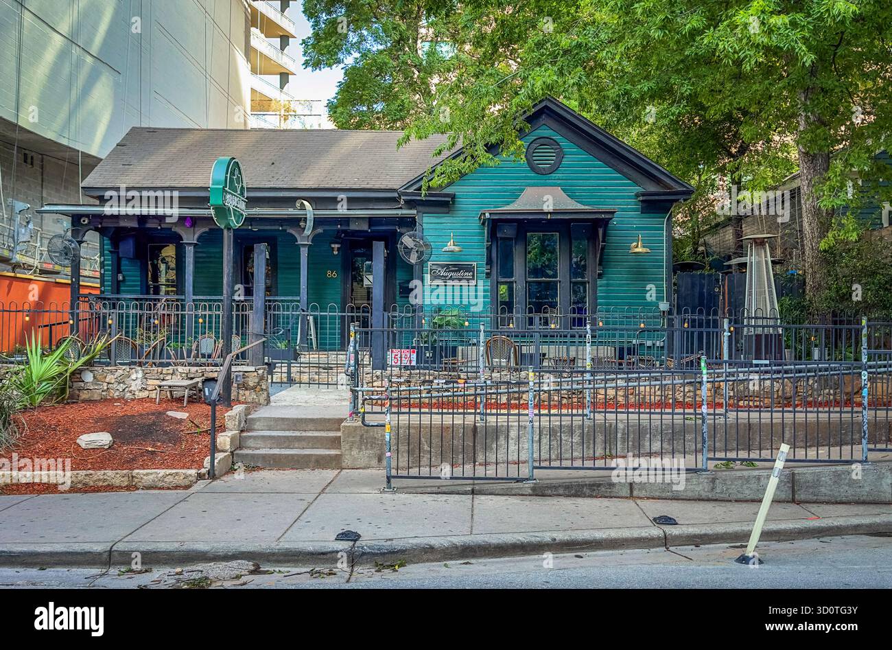 Texas, USA, 30 maggio 2024, vista di Augustine, un cocktail bar nel quartiere di Red River Foto Stock
