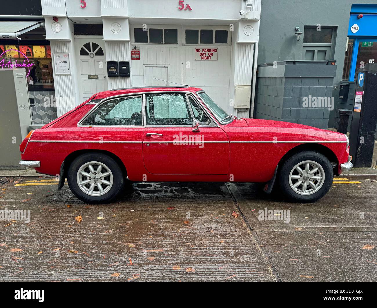 Dublino, Irlanda - 19 ottobre 2025: MG B GT roadster parcheggiata a lato della strada. Foto Stock