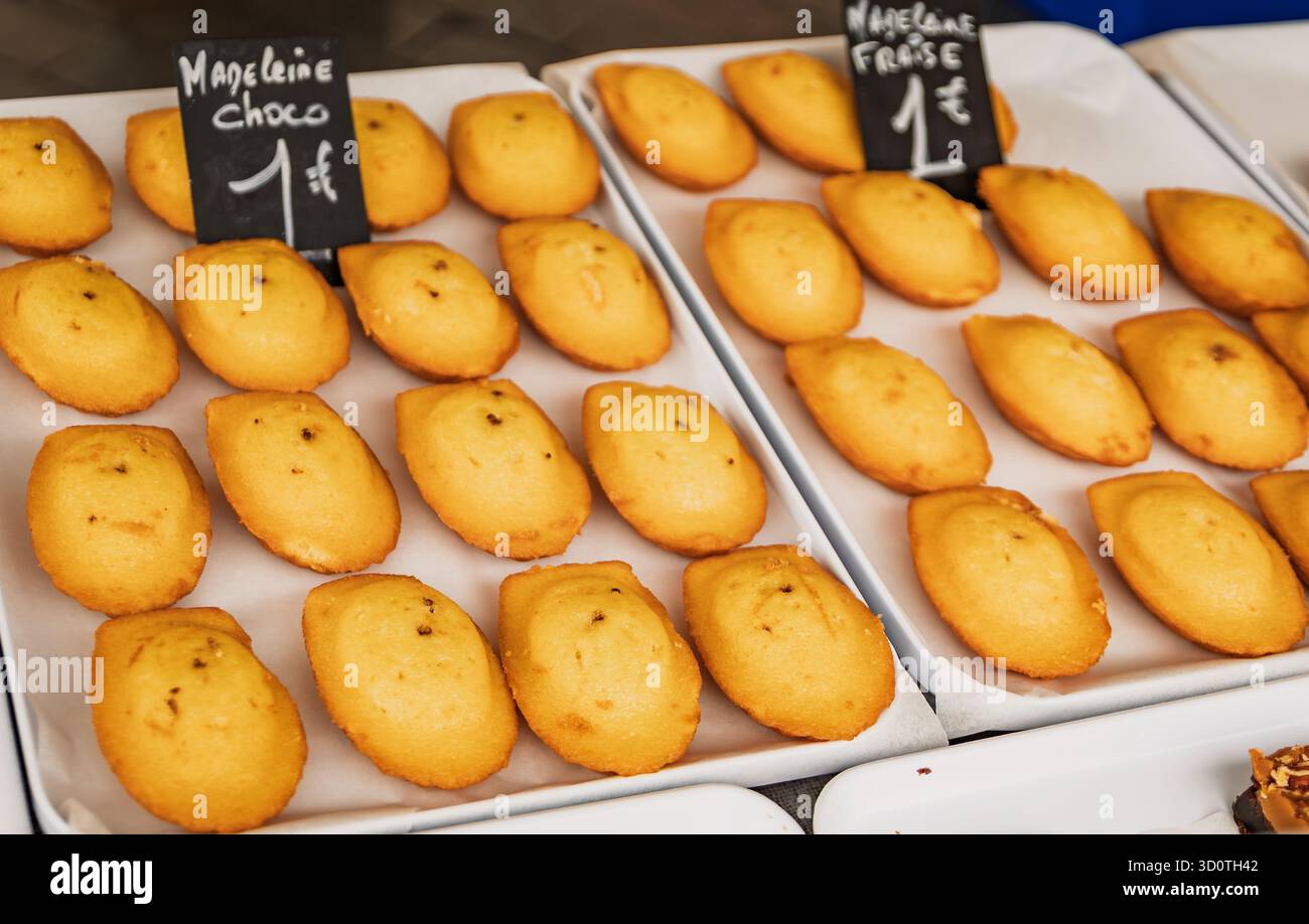 Biscotti freschi di madeleine ripieni di cioccolato e fragole esposti al mercato di strada Cours Saleya nella città vecchia o a Vieille Ville, Nizza, Francia Foto Stock