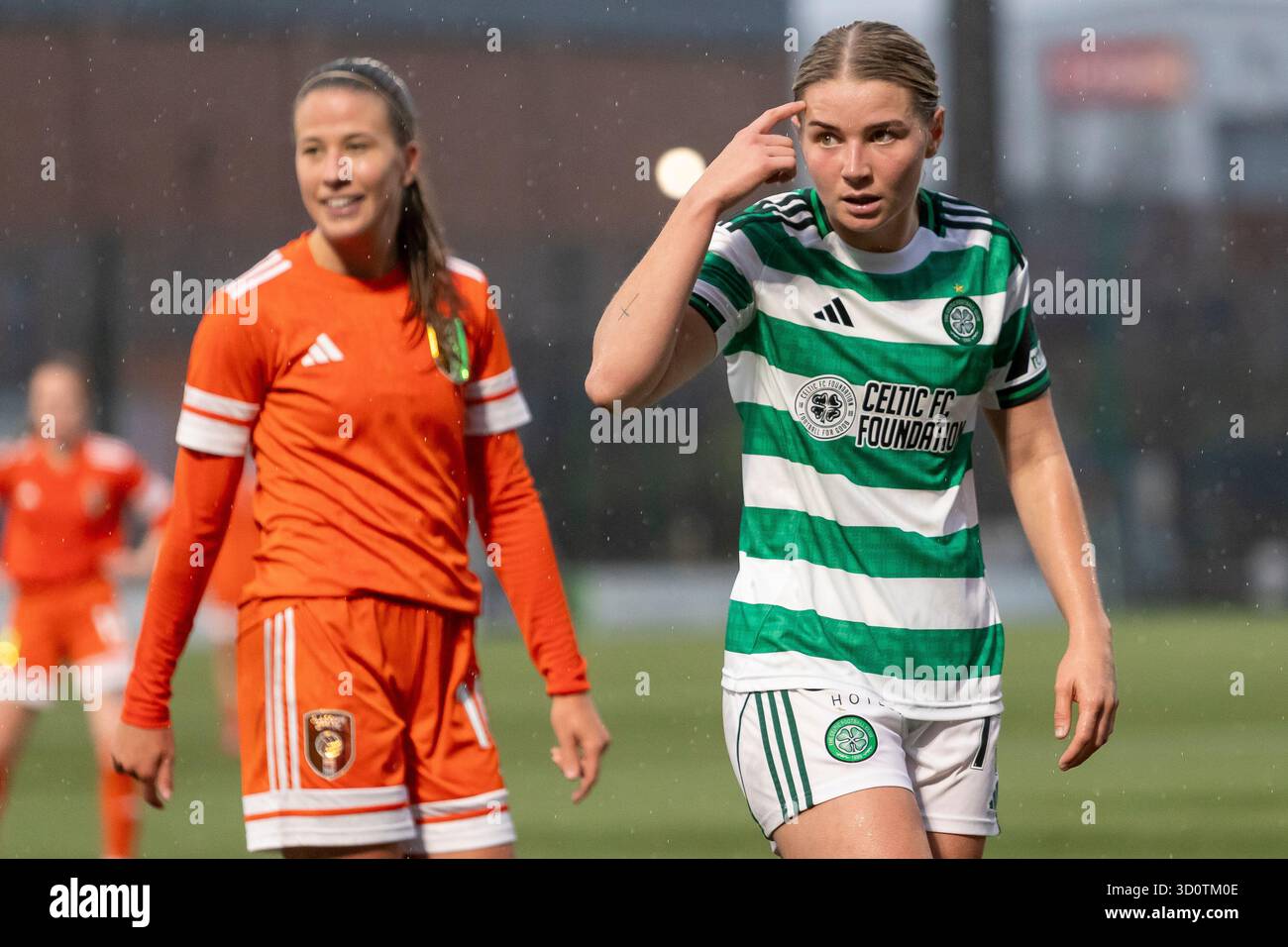 Hamilton, Scozia. 19 ottobre 2025. Maria McAneny del Celtic FC segnala al suo compagno di squadra dove vorrebbe il pallone durante la Scottish Women's Pre Foto Stock
