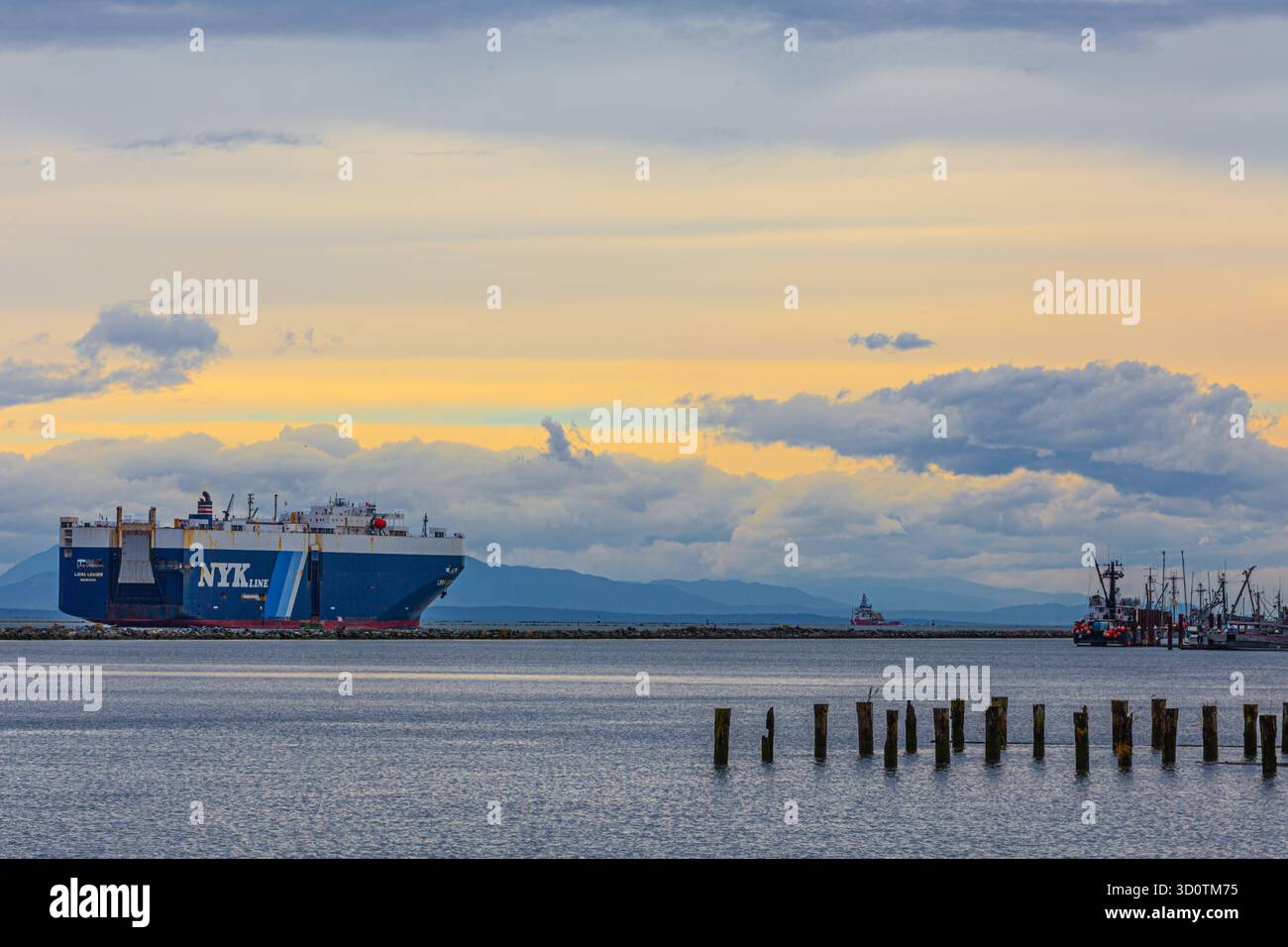 Enorme nave da trasporto che parte dal fiume Fraser a Steveston B.C. Canada Foto Stock