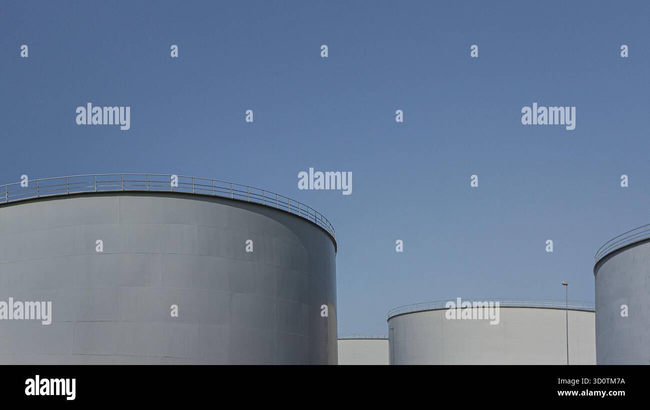 Quattro grandi cisterne grigie a olio contro il cielo blu con spazio per copia, Fredericia, Danimarca, 23 agosto 2017 Foto Stock